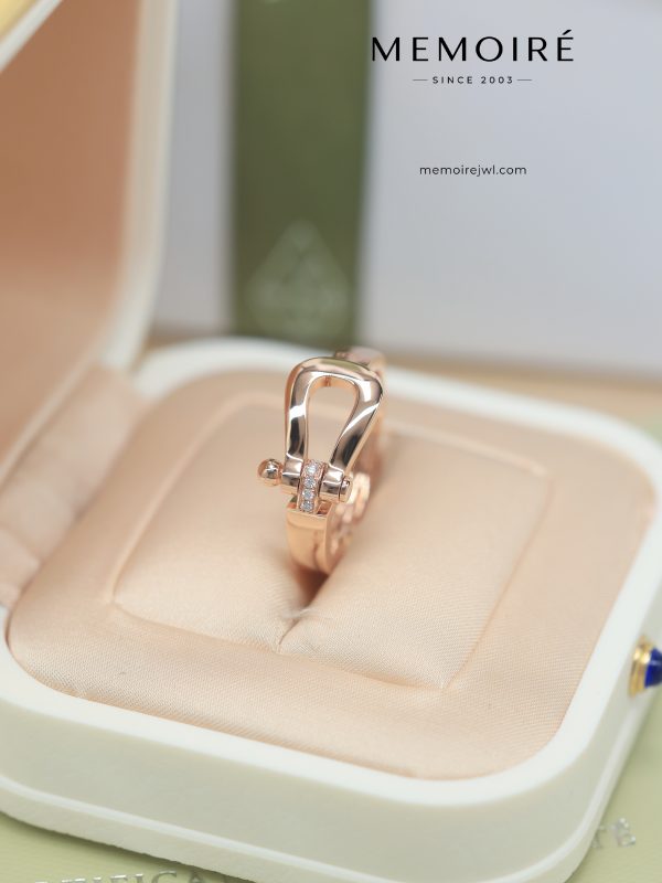 MEMOIRÉ Rose Gold Wide Plain Horseshoe Buckle Ring