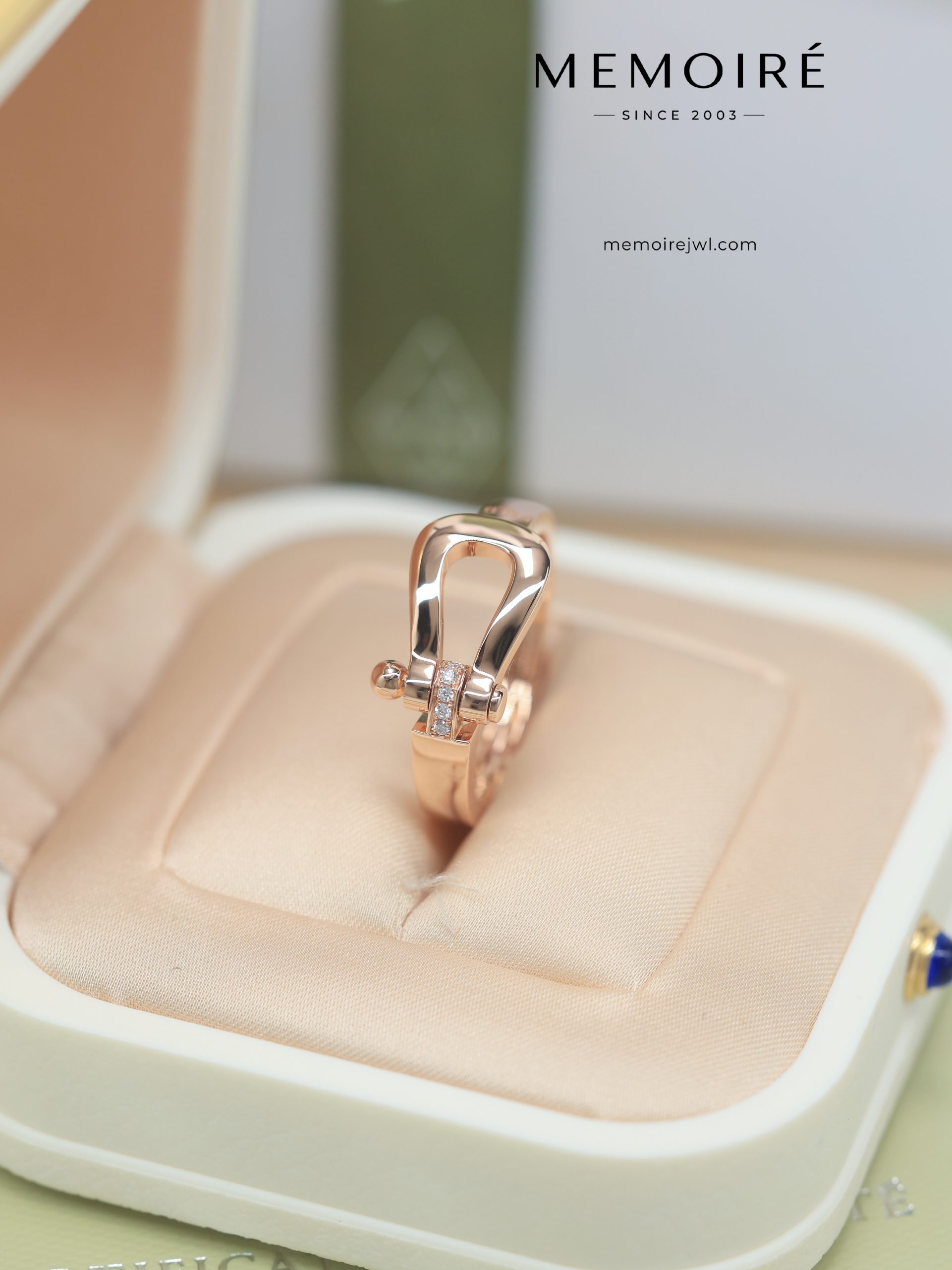 MEMOIRÉ Rose Gold Wide Plain Horseshoe Buckle Ring