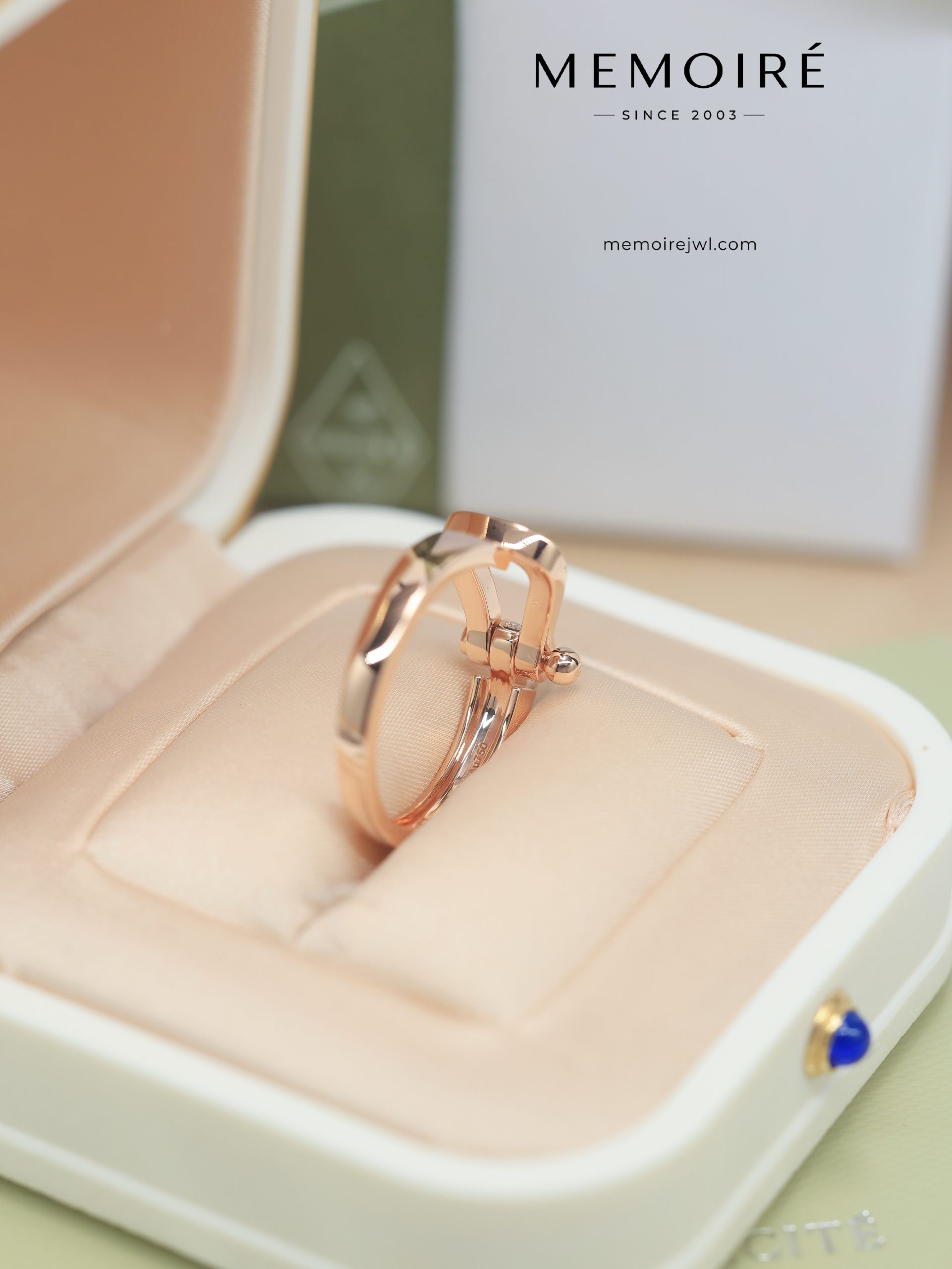 MEMOIRÉ Rose Gold Wide Plain Horseshoe Buckle Ring - Image 4