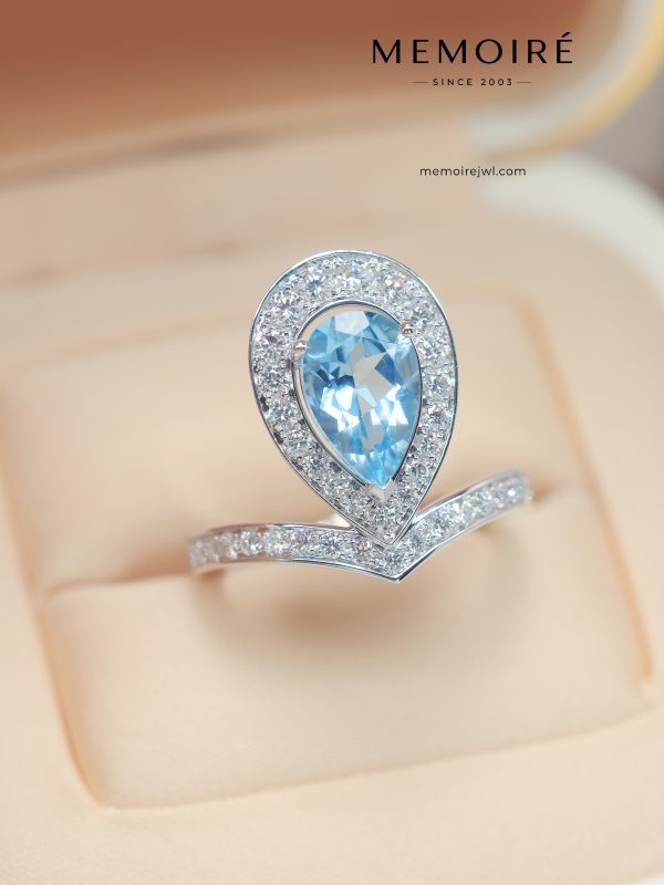 MEMOIRÉ Platinum Pear-Shaped Aquamarine Crown Ring