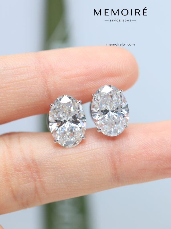 MÉMOIRÉ 18K White Gold Four-Prong Oval Solitaire Screw Back Stud Earrings