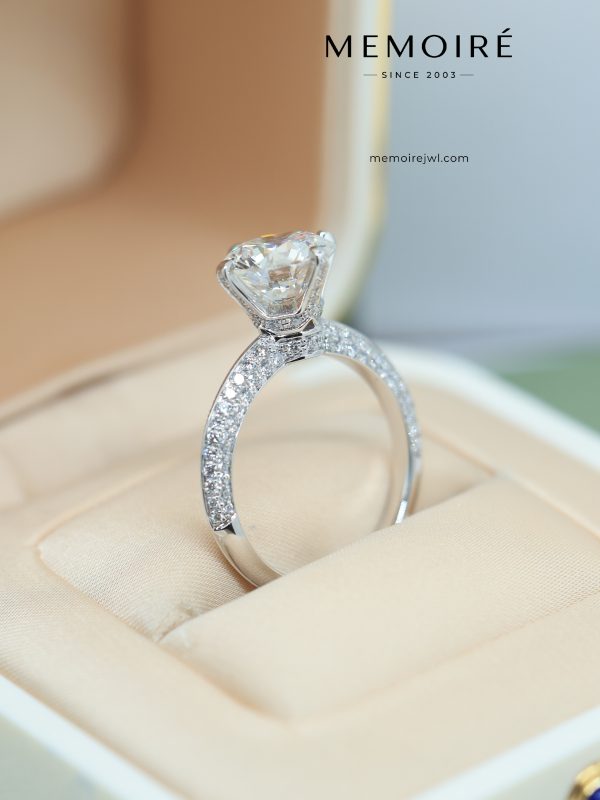 MÉMOIRÉ 18K White Gold Half Pave Round Solitaire Ring