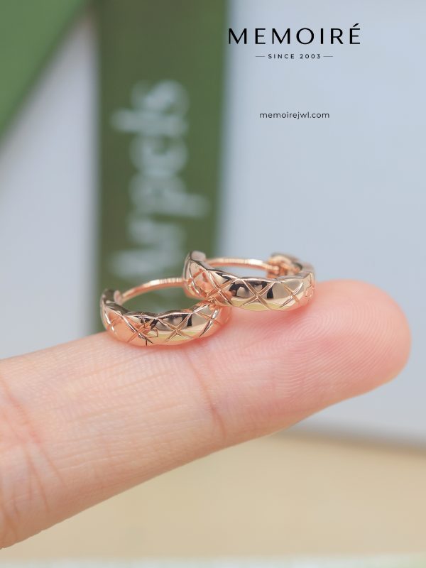 MEMOIRÉ Rose Gold Narrow Quilted Earrings (No Diamond)