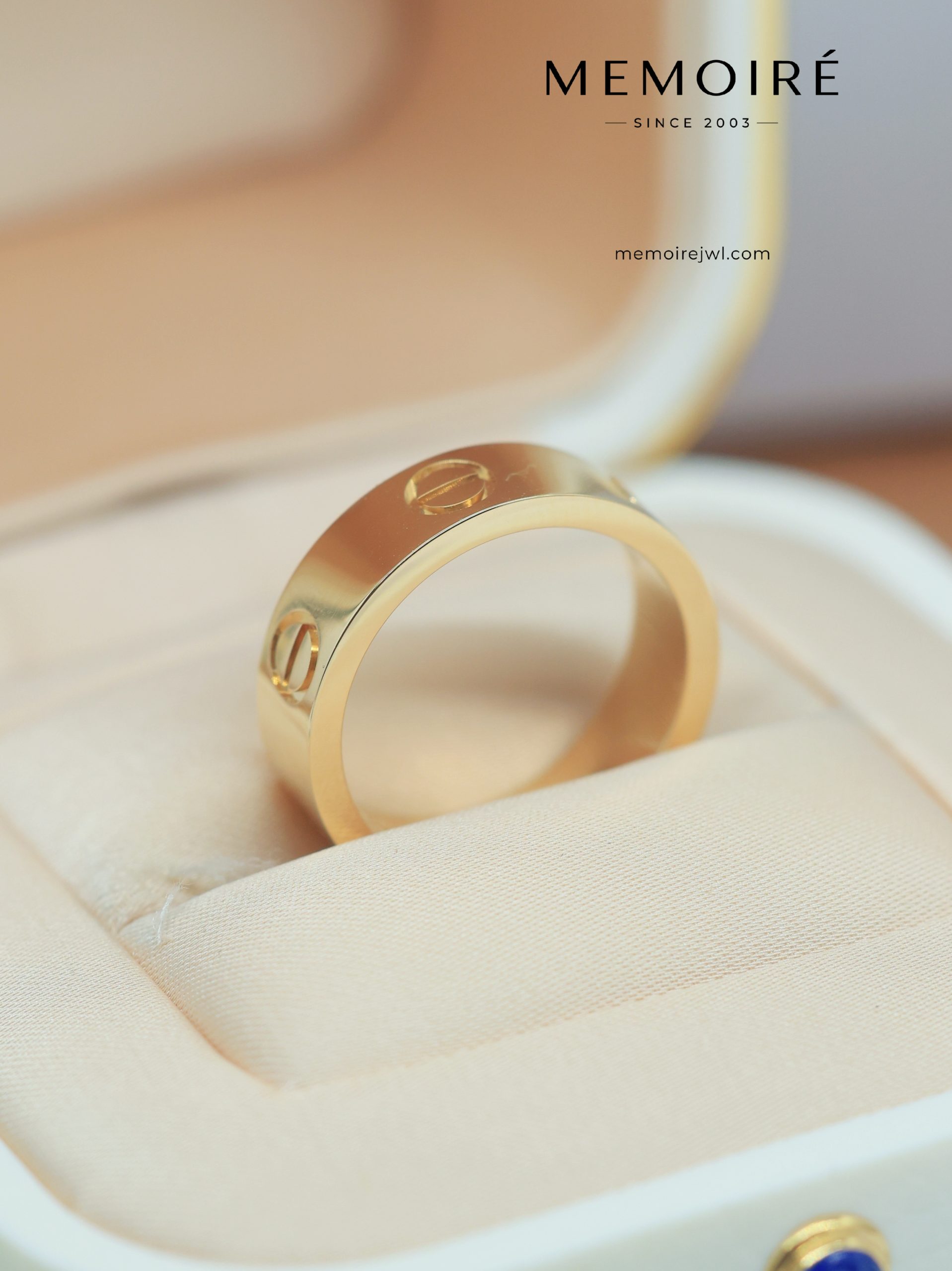 MÉMOIRÉ 18K Gold Six Recessed Screw Plain Ring - Image 3