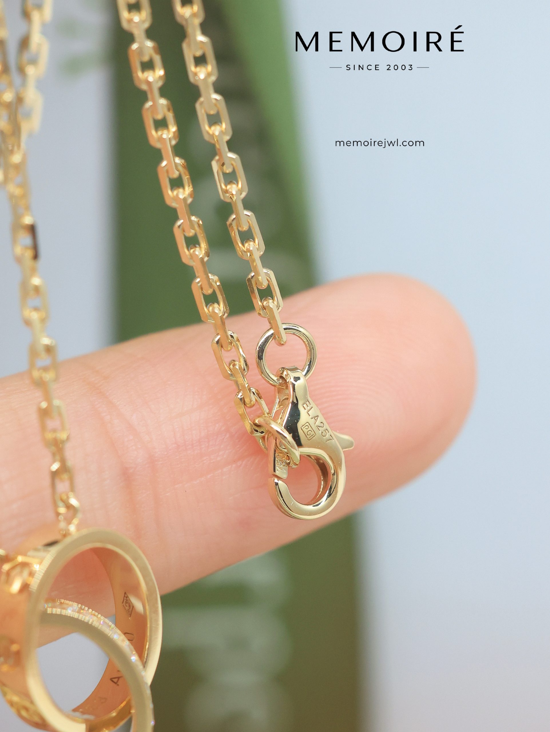 MÉMOIRÉ 18K Gold Mixed Finish Dual Circle Diamond Necklace - Image 4