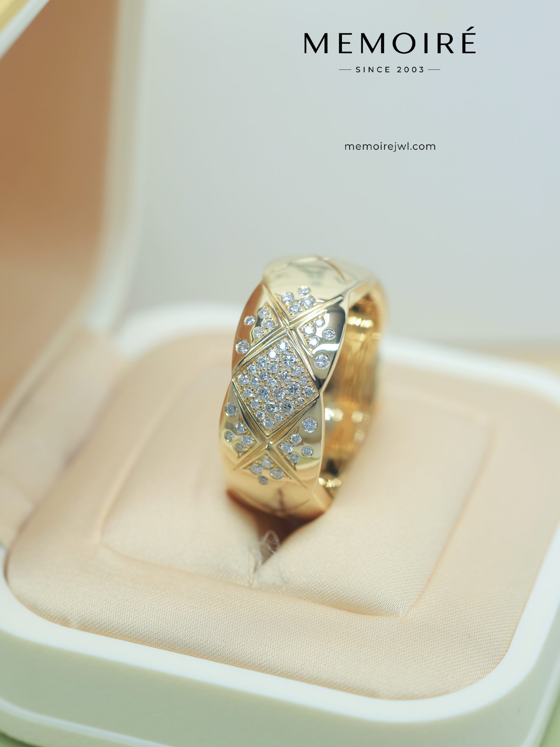 MEMOIRÉ Yellow Gold Extra-Wide Diamond-Set Quilted Ring