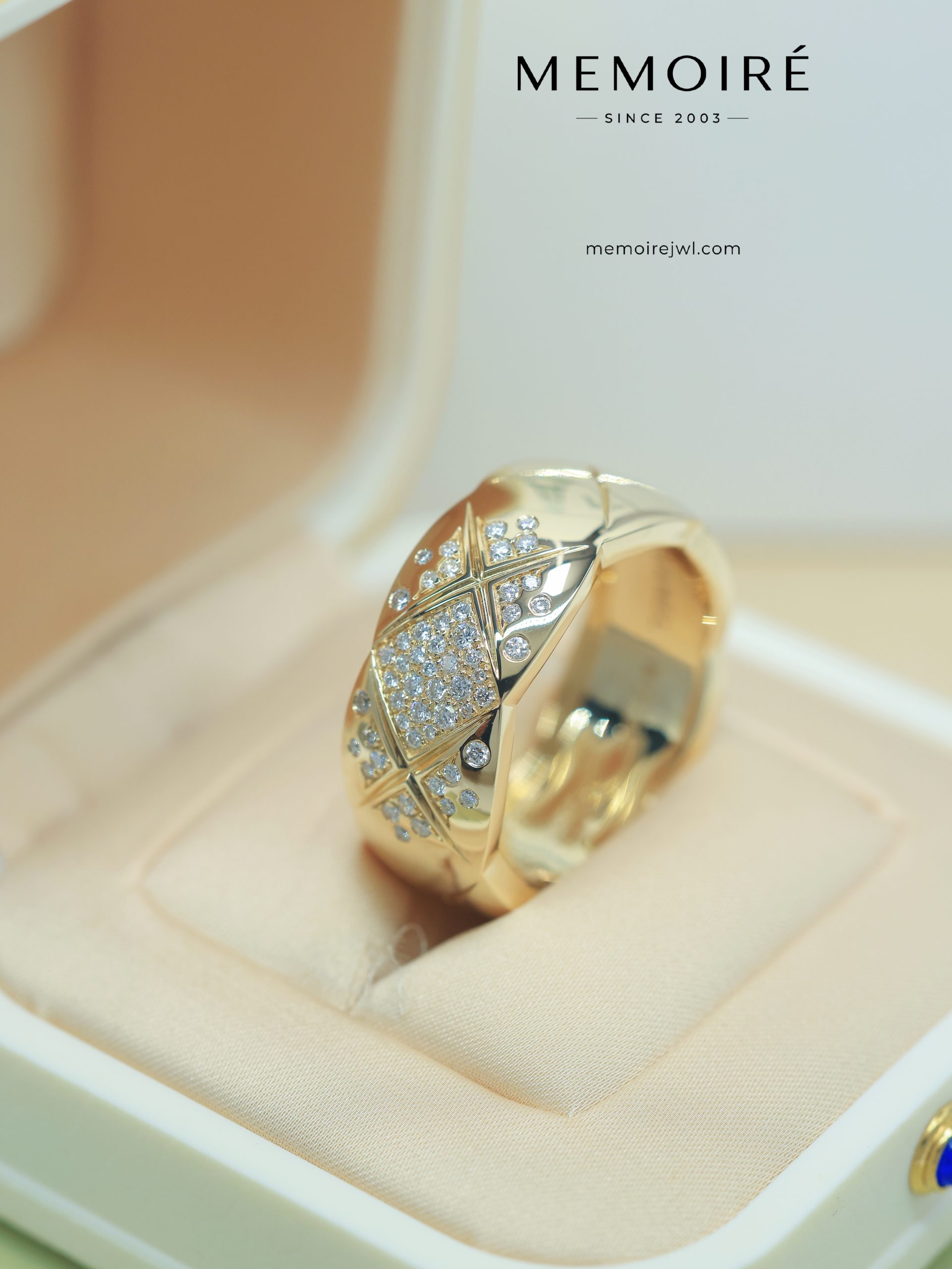 MEMOIRÉ Yellow Gold Extra-Wide Diamond-Set Quilted Ring - Image 3