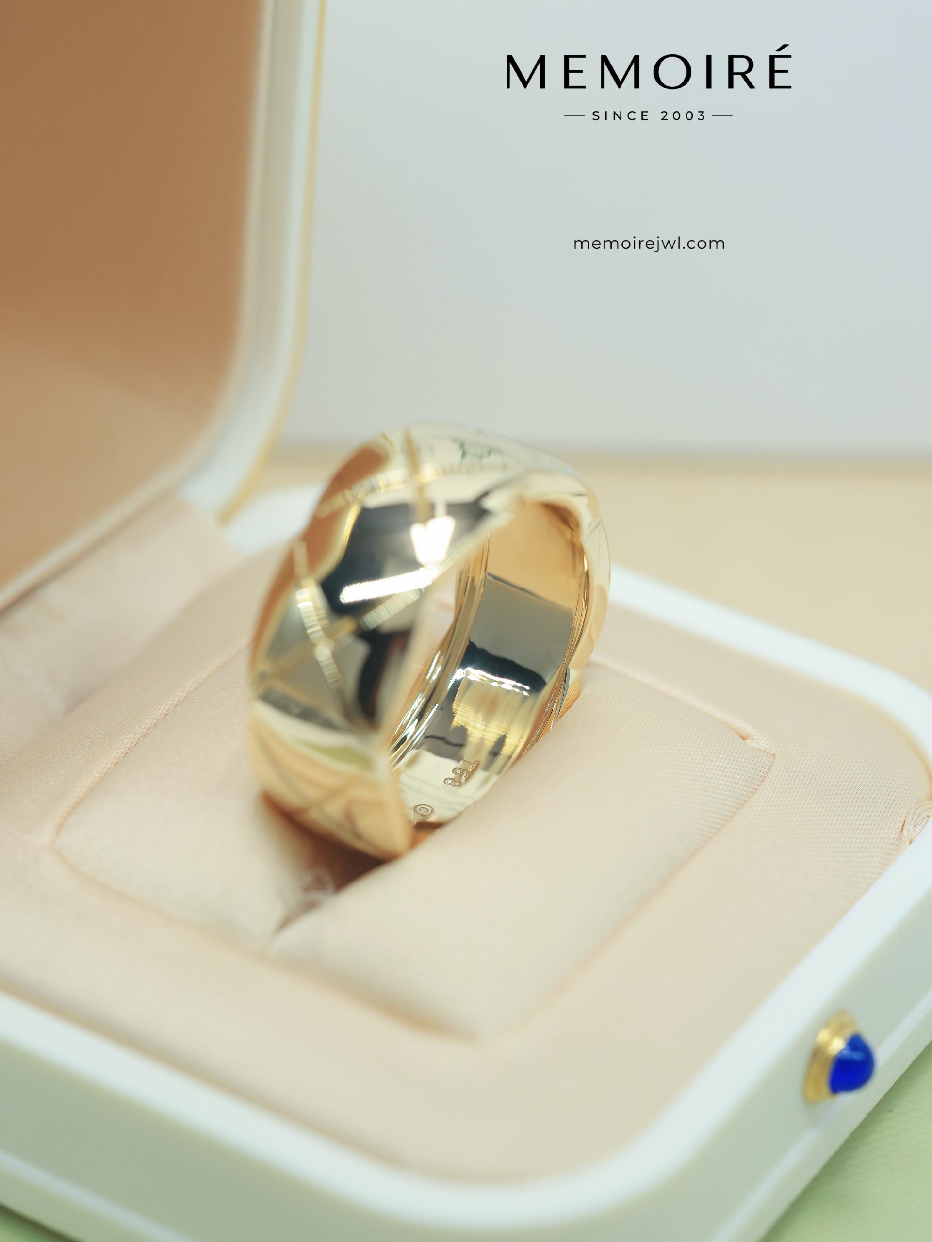 MEMOIRÉ Yellow Gold Extra-Wide Diamond-Set Quilted Ring - Image 4