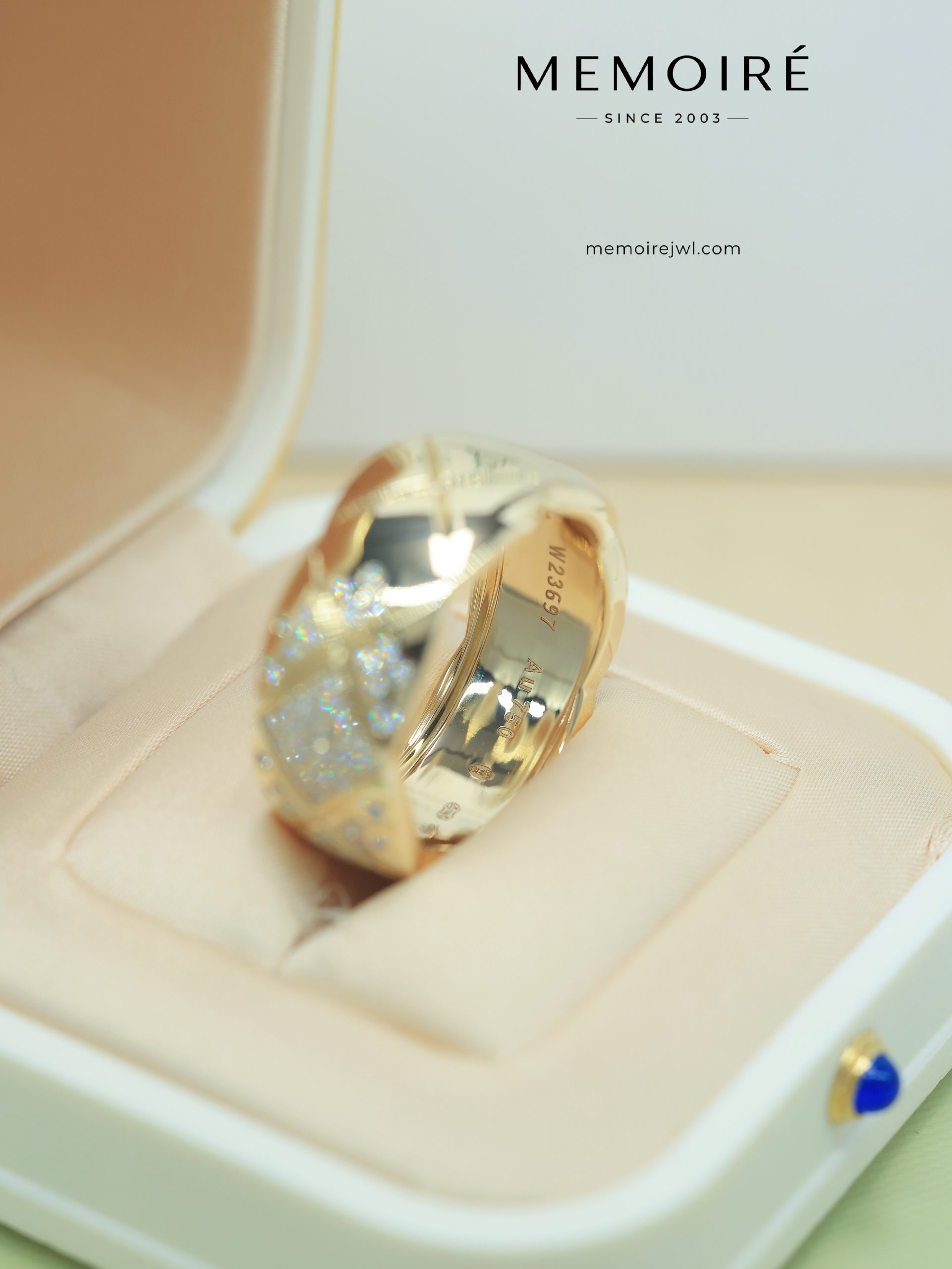 MEMOIRÉ Yellow Gold Extra-Wide Diamond-Set Quilted Ring - Image 5