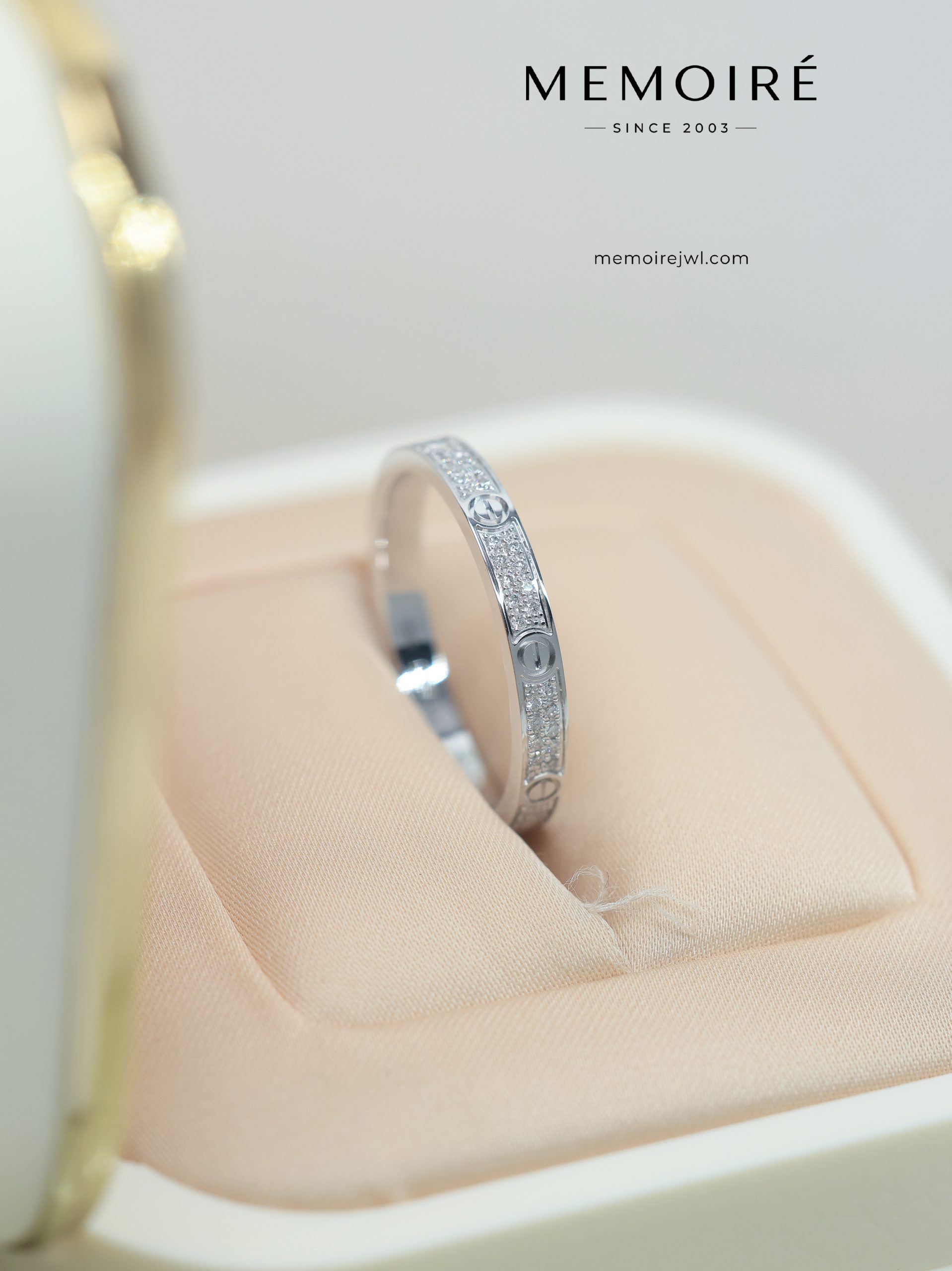 MÉMOIRÉ 18K White Gold Half Diamond Screw Ring - Image 3