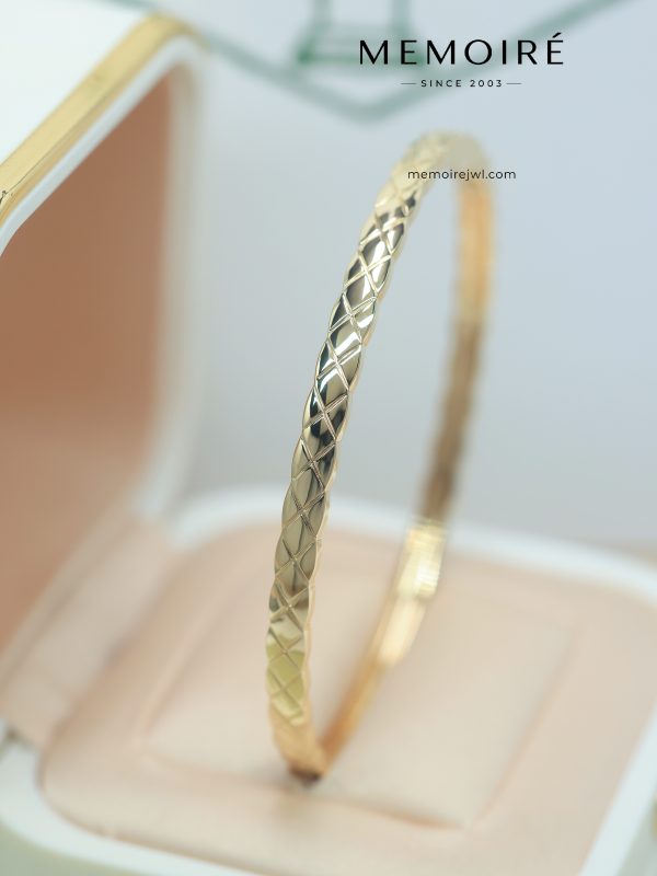 MEMOIRÉ Yellow Gold Narrow Quilted Bangle (No Diamond)
