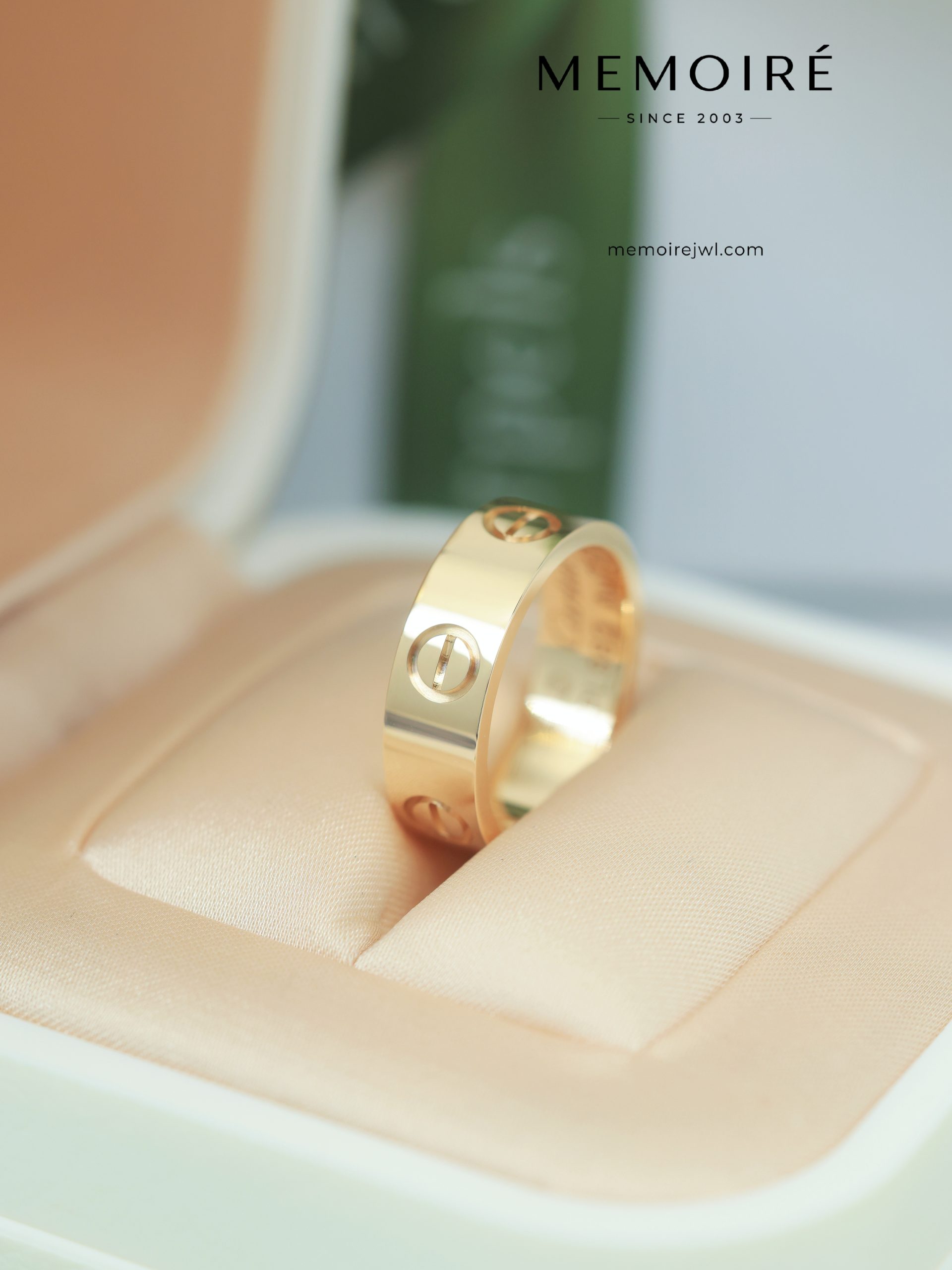 MÉMOIRÉ 18K Gold Six Recessed Screw Plain Ring - Image 4