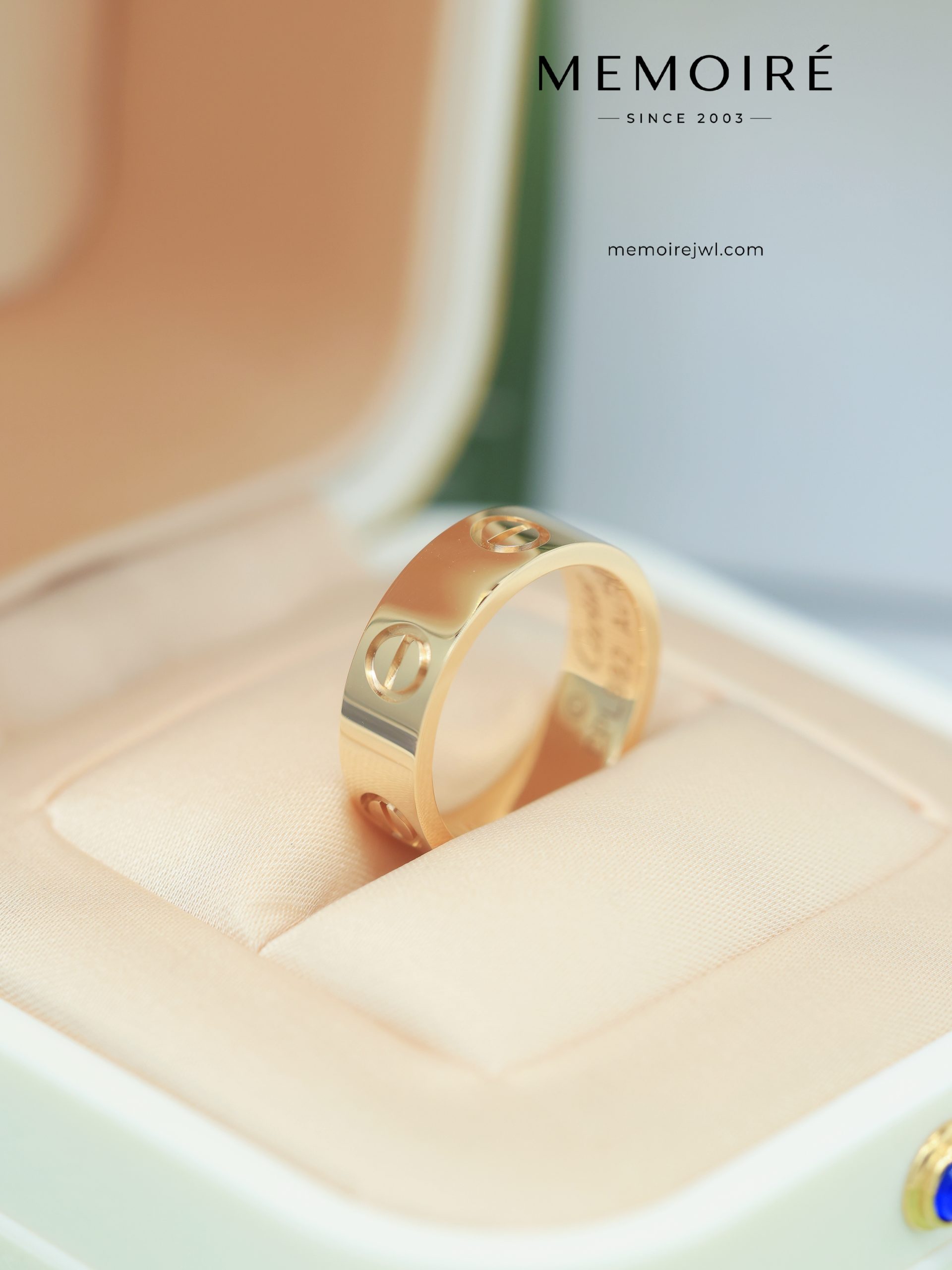 MÉMOIRÉ 18K Gold Six Recessed Screw Plain Ring - Image 5