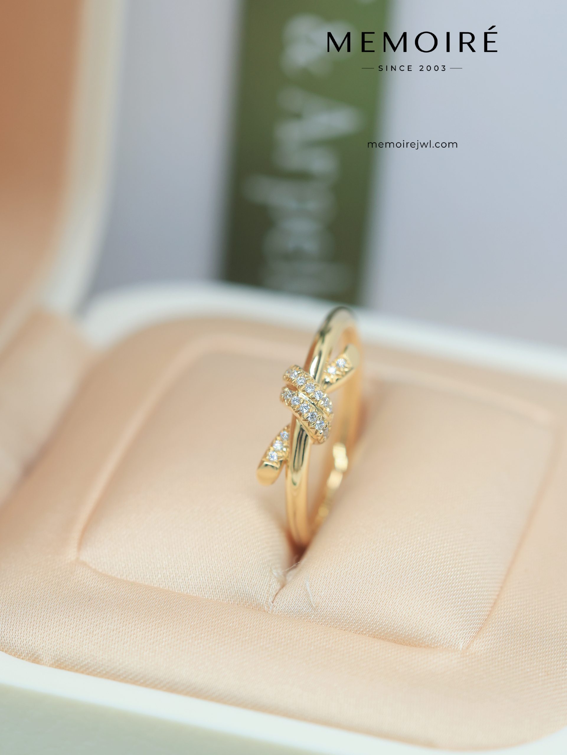 MEMOIRÉ Yellow Gold Narrow Diamond Knot Ring