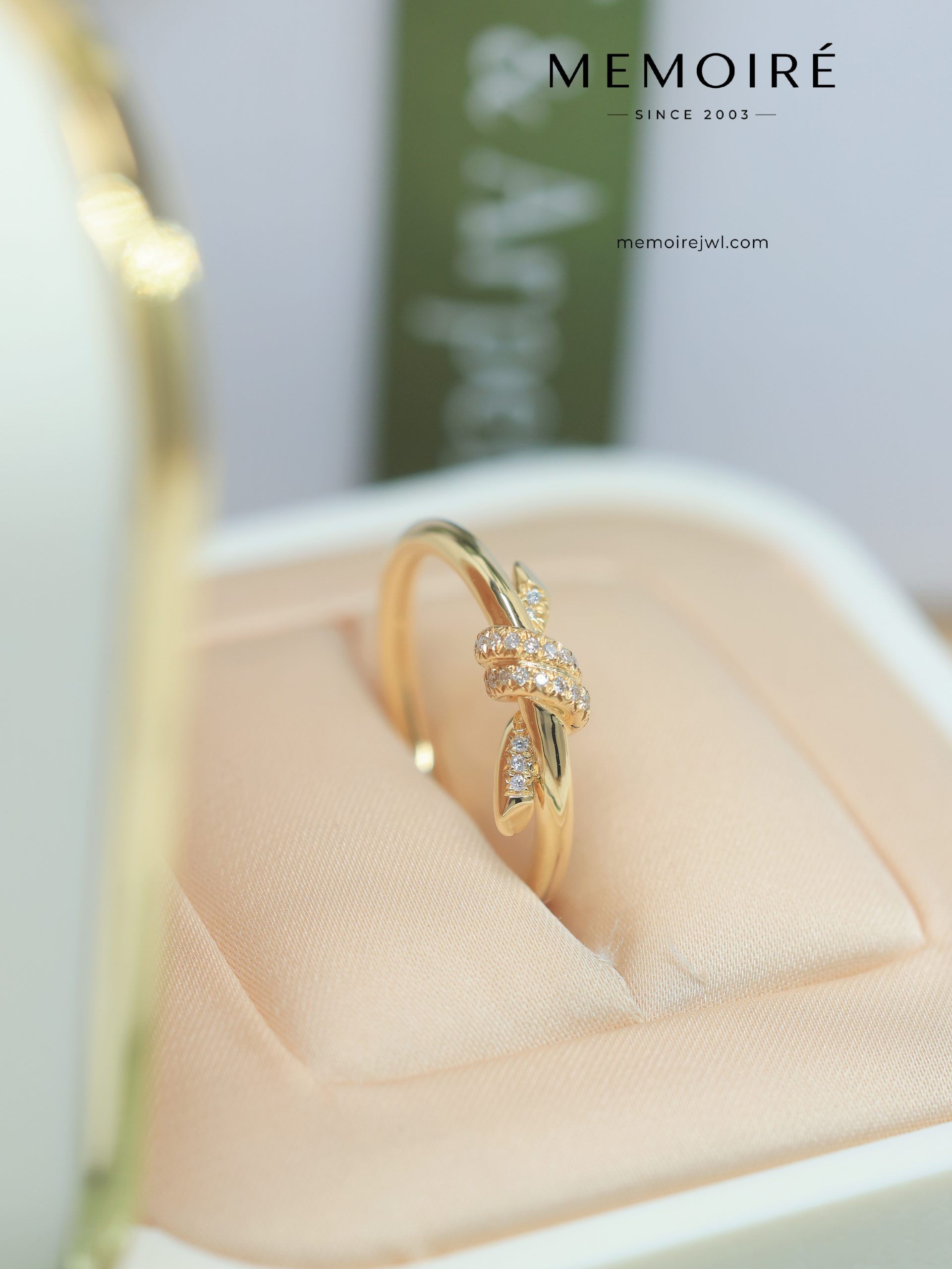 MEMOIRÉ Yellow Gold Narrow Diamond Knot Ring - Image 3