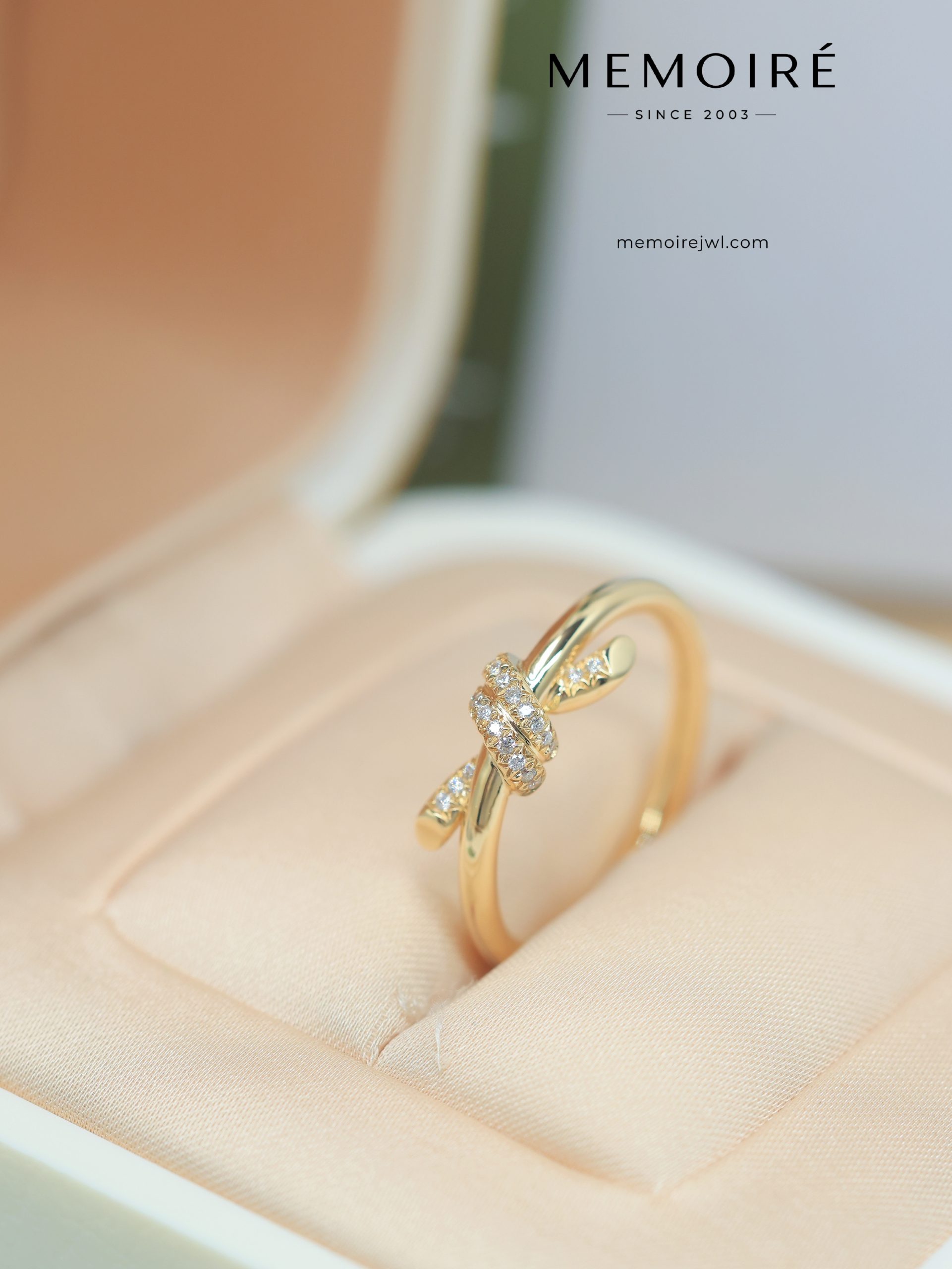MEMOIRÉ Yellow Gold Narrow Diamond Knot Ring - Image 4
