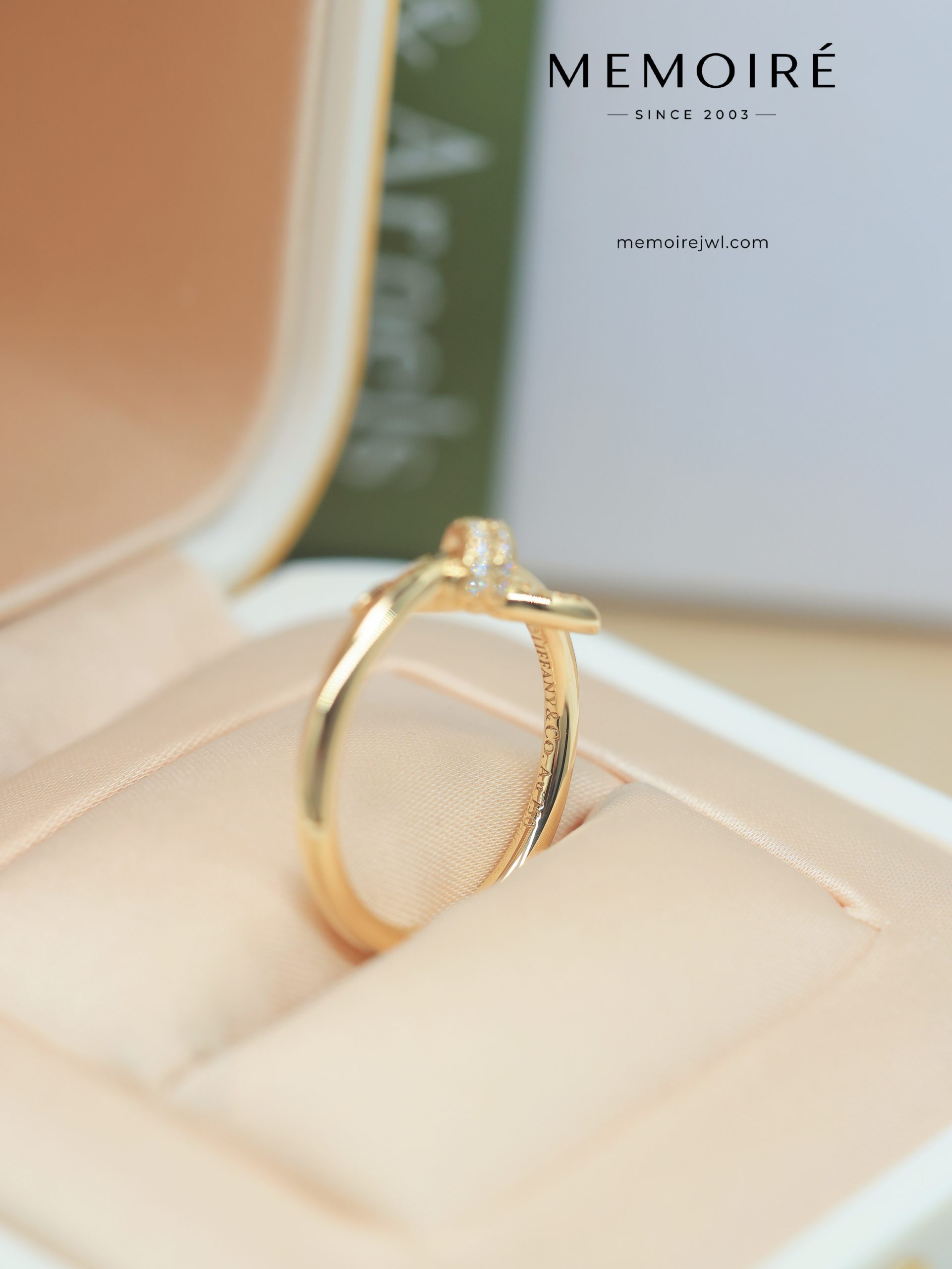 MEMOIRÉ Yellow Gold Narrow Diamond Knot Ring - Image 5