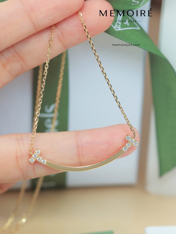 MEMOIRÉ Yellow Gold Thin Smile Necklace with Diamond-Encrusted Ends