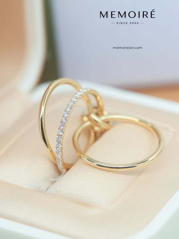 MEMOIRÉ Yellow Gold Three-Band Interlocking Ring with Diamond Accents