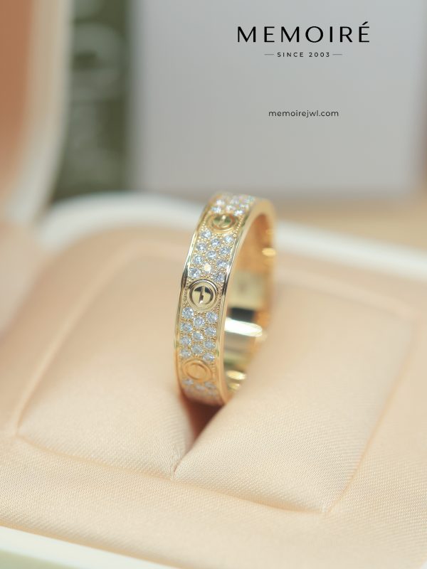 MÉMOIRÉ 18K Yellow Gold Half Pave Screw Detail Wedding Band Ring