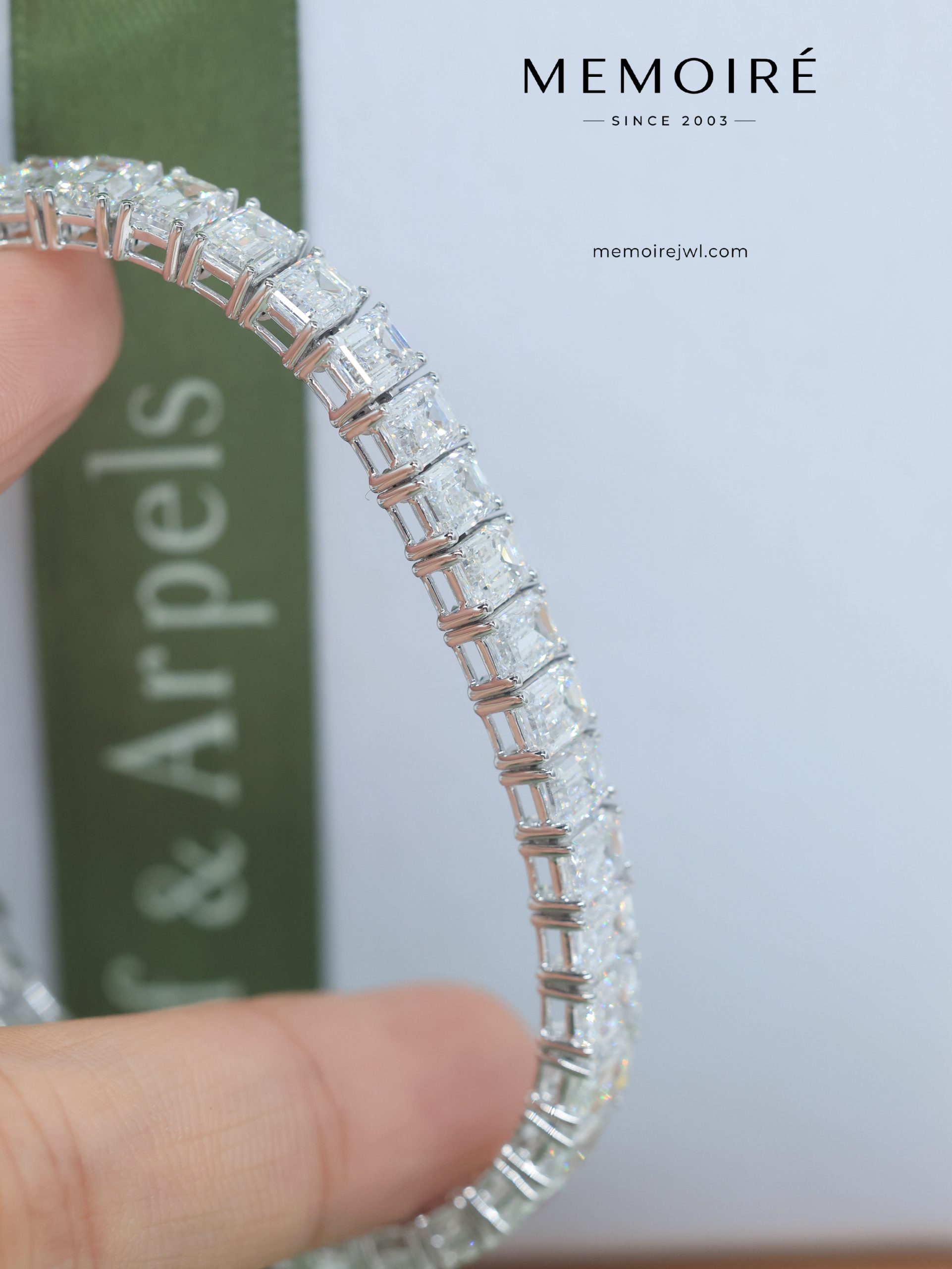 MÉMOIRÉ 18K White Gold Emerald Diamond Tennis Bracelet - Image 3