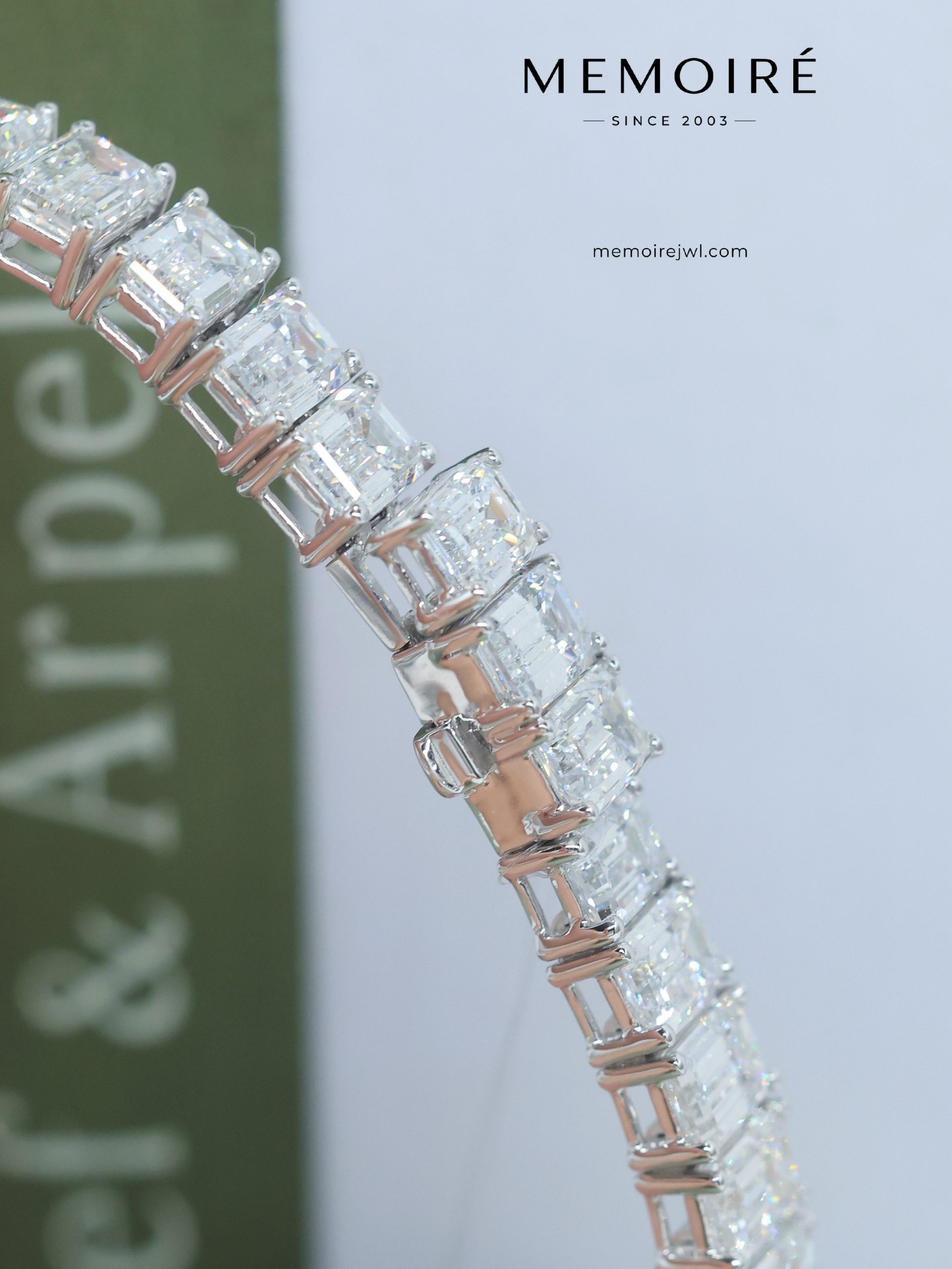 MÉMOIRÉ 18K White Gold Emerald Diamond Tennis Bracelet - Image 4