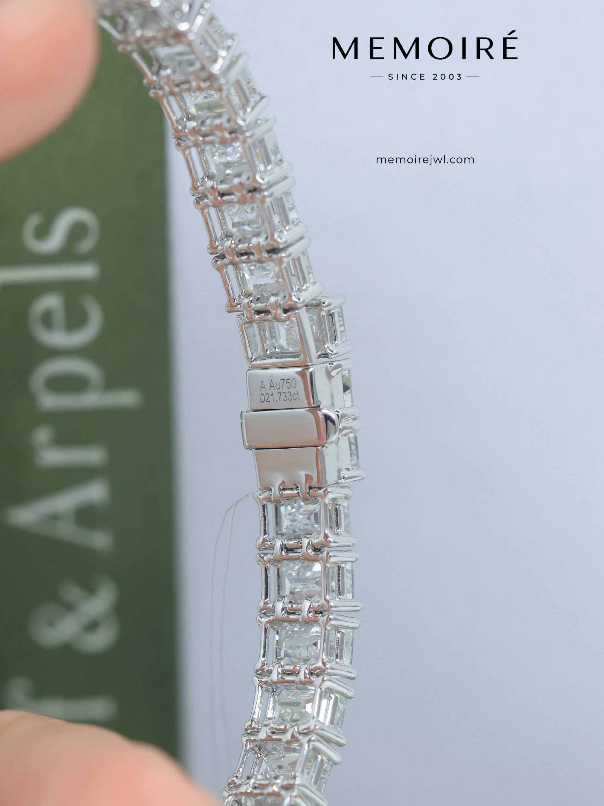 MÉMOIRÉ 18K White Gold Emerald Diamond Tennis Bracelet - Image 5