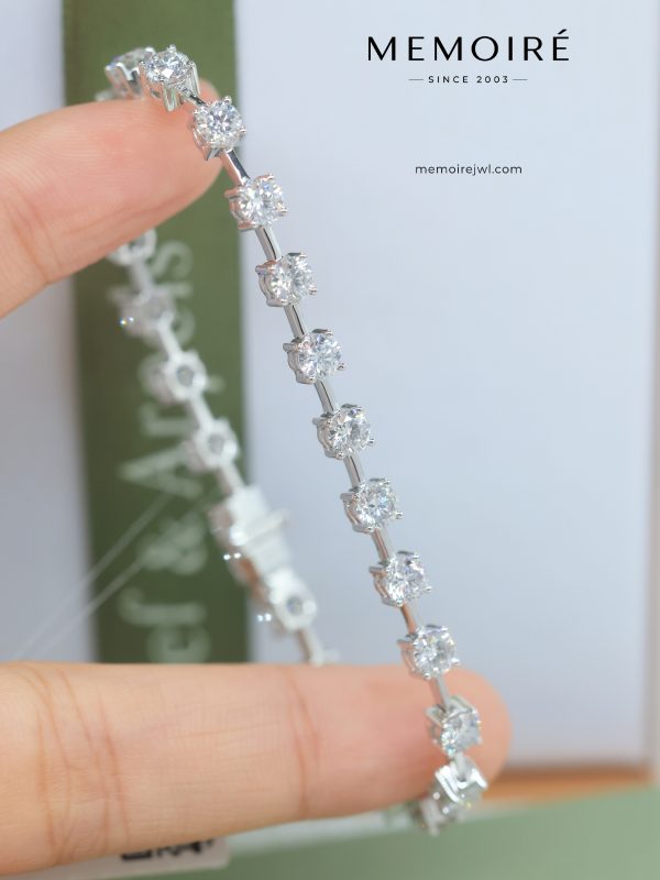 MÉMOIRÉ 18K White Gold Four Prong Split Bar Diamond Bracelet