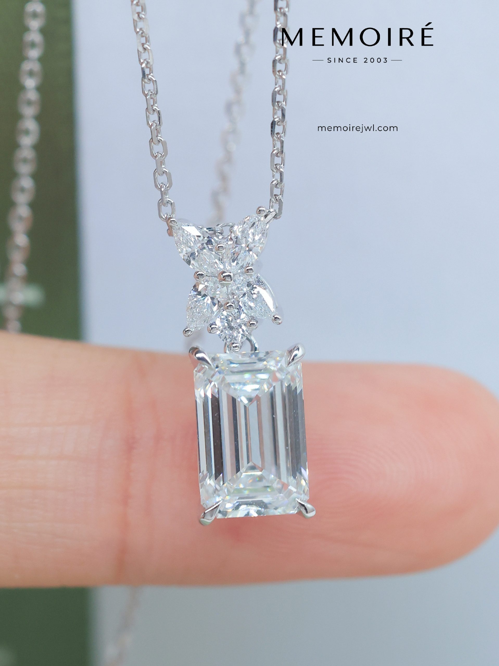 MÉMOIRÉ 18K White Gold Emerald Butterfly Diamond Necklace