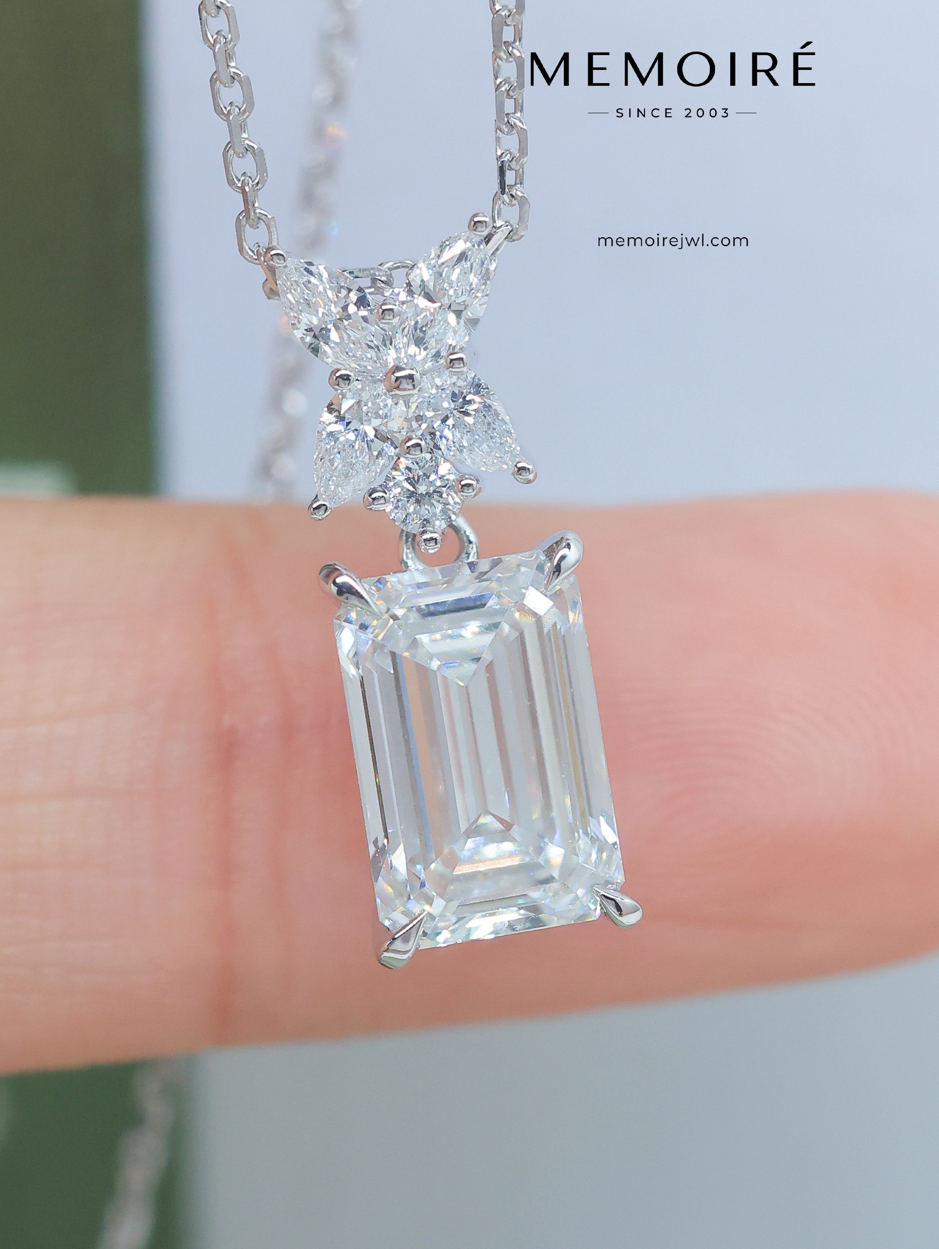 MÉMOIRÉ 18K White Gold Emerald Butterfly Diamond Necklace - Image 3