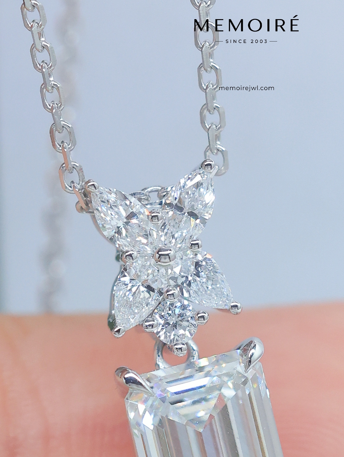 MÉMOIRÉ 18K White Gold Emerald Butterfly Diamond Necklace - Image 4
