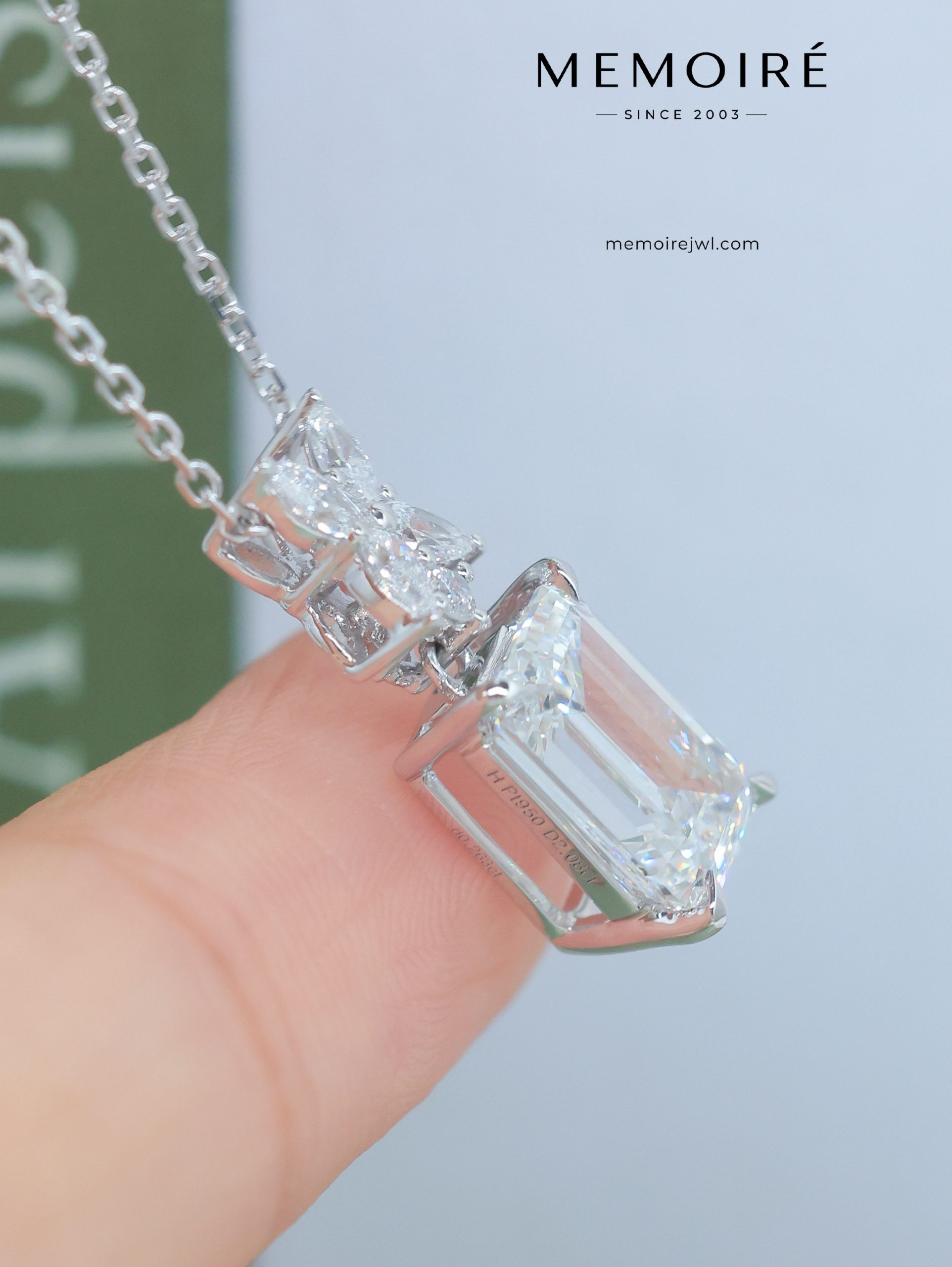 MÉMOIRÉ 18K White Gold Emerald Butterfly Diamond Necklace - Image 5