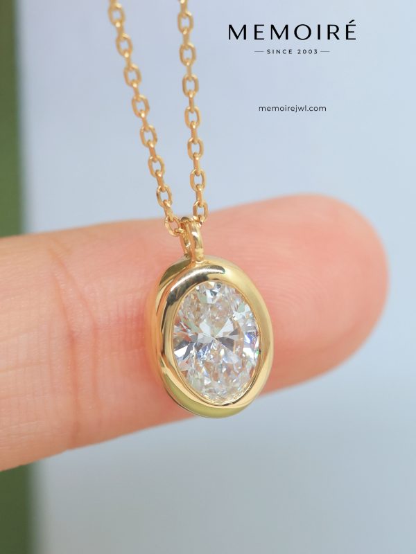 MÉMOIRÉ 18K Gold Full Bezel Oval Solitaire Diamond Necklace