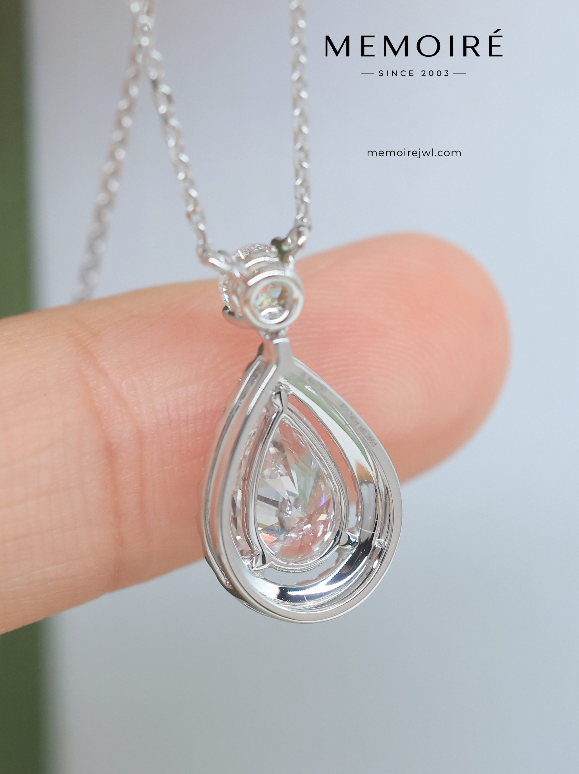 MÉMOIRÉ 18K White Gold Pear Halo Diamond Drop Necklace - Image 5