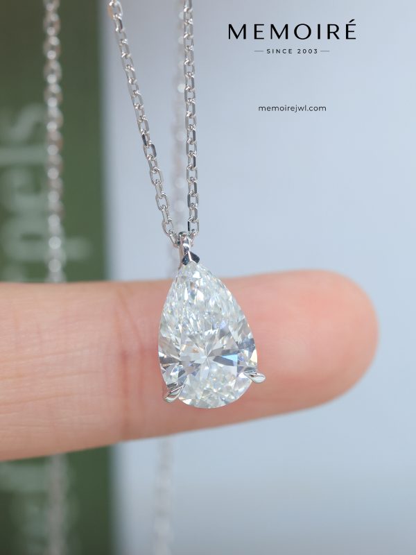 MÉMOIRÉ 18K White Gold Pear Solitaire Diamond Necklace