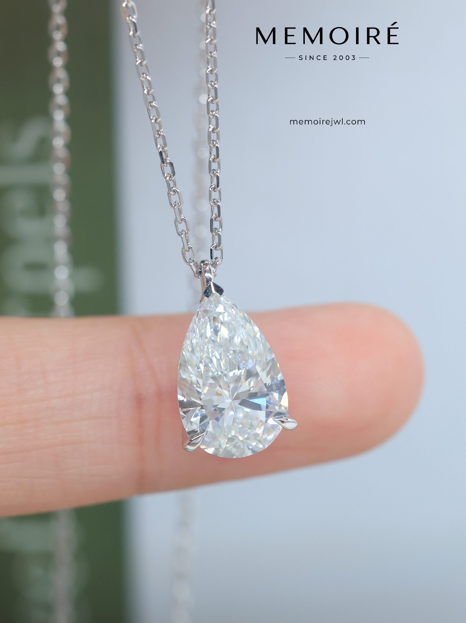 MÉMOIRÉ 18K White Gold Pear Solitaire Diamond Necklace