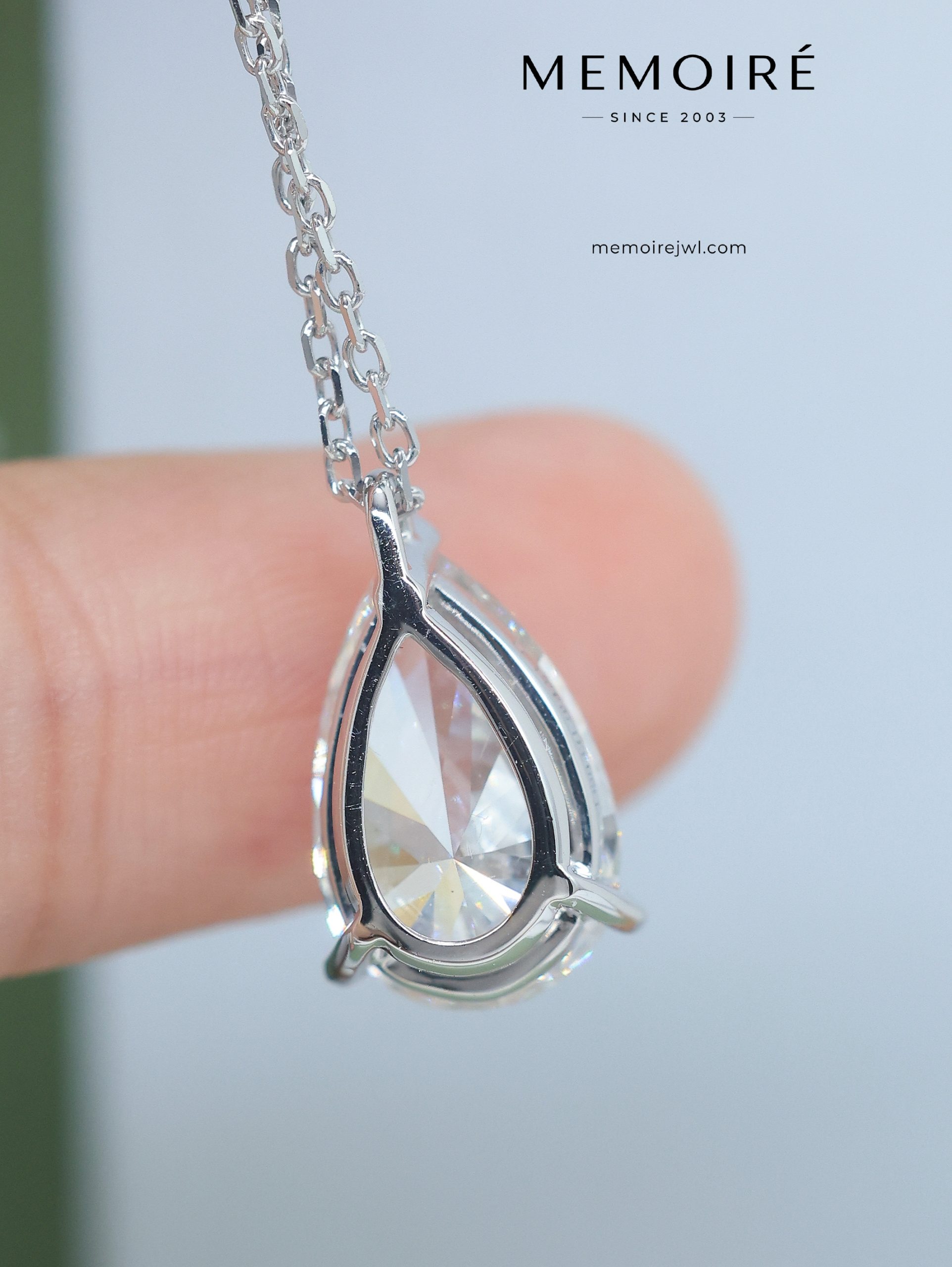 MÉMOIRÉ 18K White Gold Pear Solitaire Diamond Necklace - Image 4