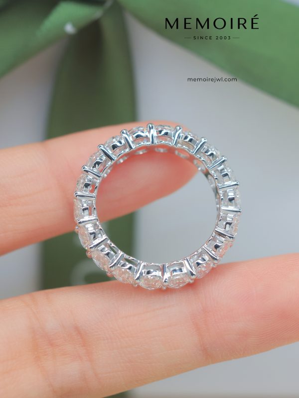 MÉMOIRÉ 18K White Gold Open Gallery Emerald Full Eternity Ring