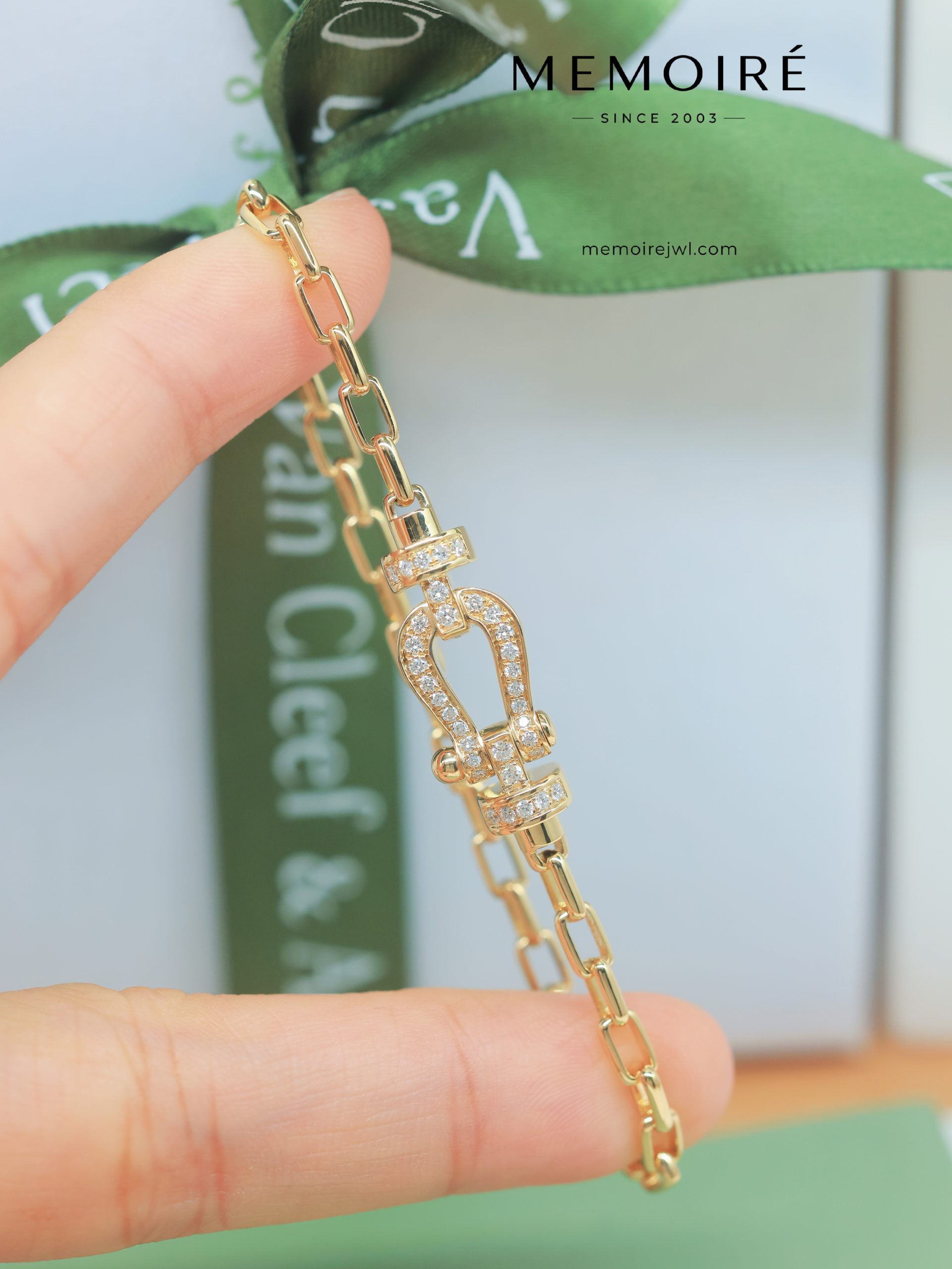 MEMOIRÉ Yellow Gold Medium Full-Pave Horseshoe Buckle Bracelet