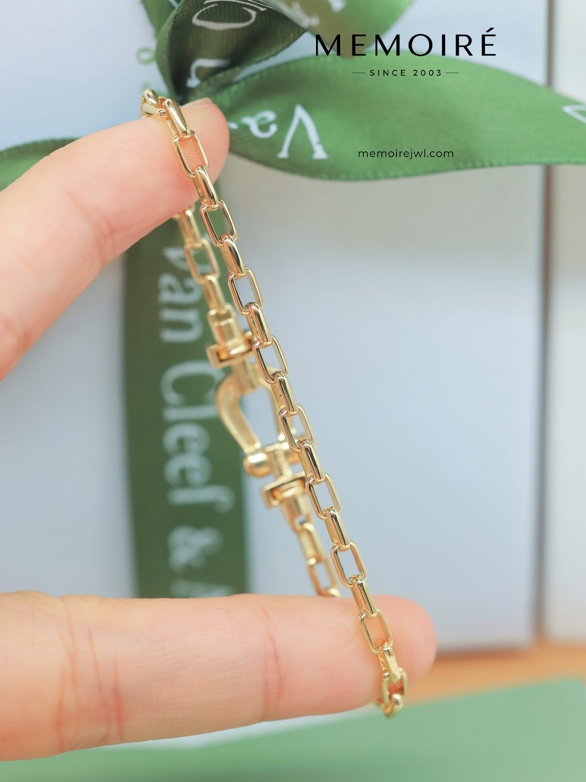 MEMOIRÉ Yellow Gold Medium Full-Pave Horseshoe Buckle Bracelet - Image 3
