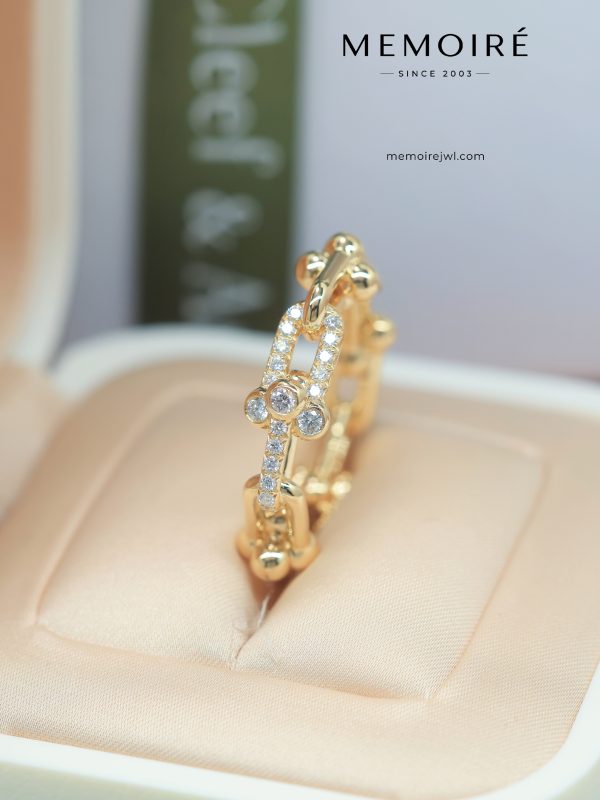 MEMOIRÉ Yellow Gold U-Link Diamond Ring