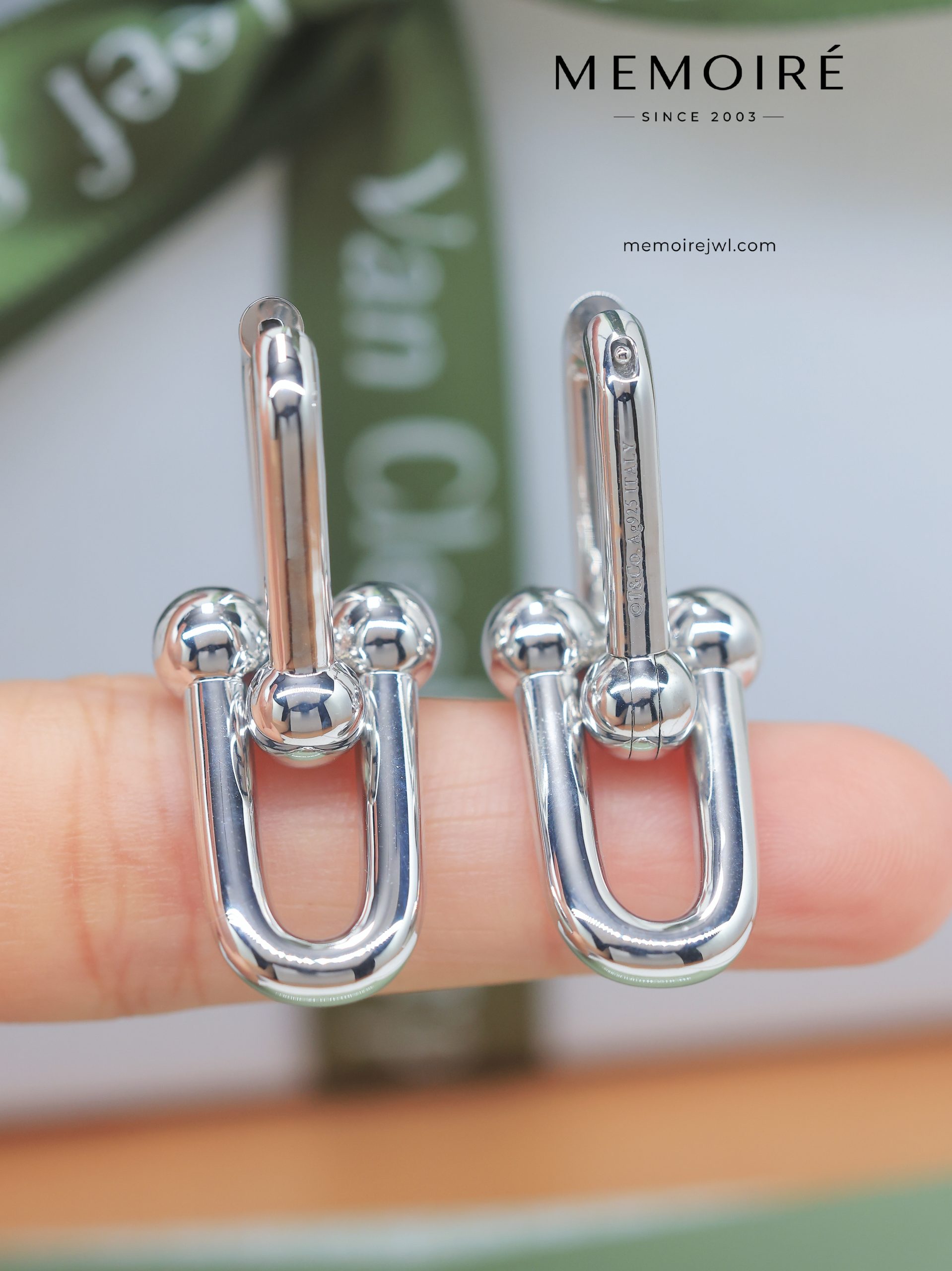 MEMOIRÉ Platinum Large No-Diamond U-Shaped Horseshoe Earrings