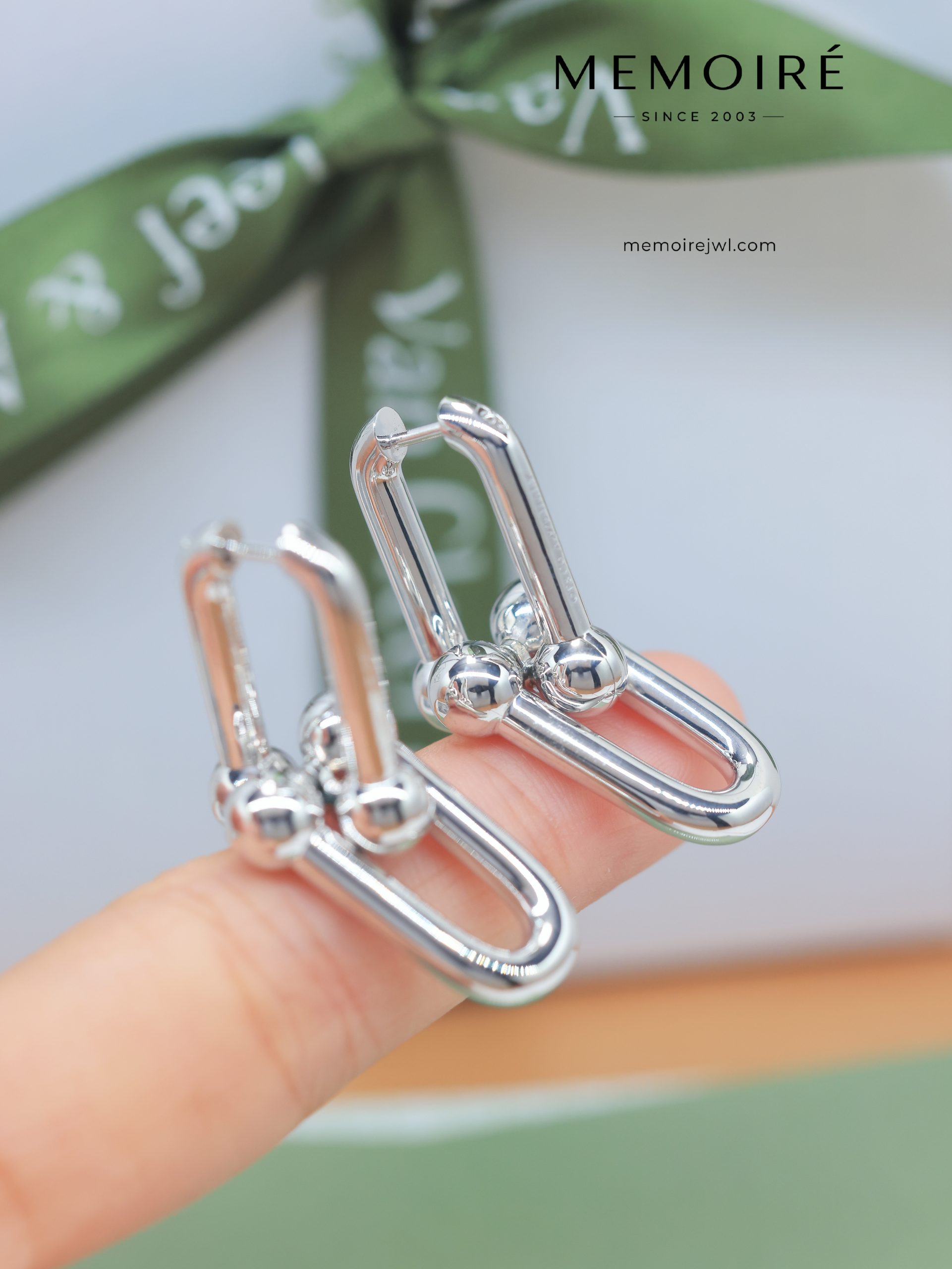 MEMOIRÉ Platinum Large No-Diamond U-Shaped Horseshoe Earrings - Image 3