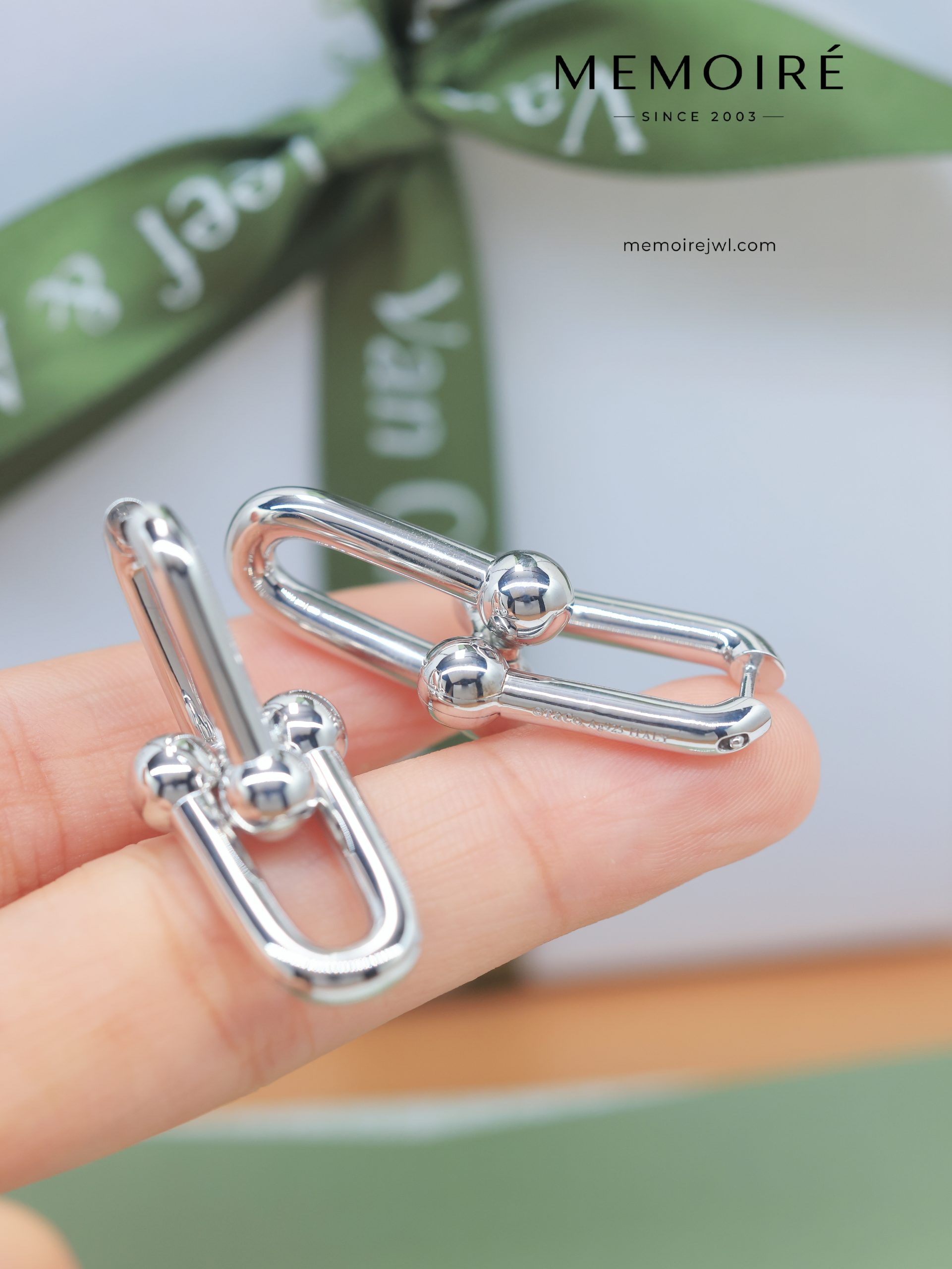 MEMOIRÉ Platinum Large No-Diamond U-Shaped Horseshoe Earrings - Image 4
