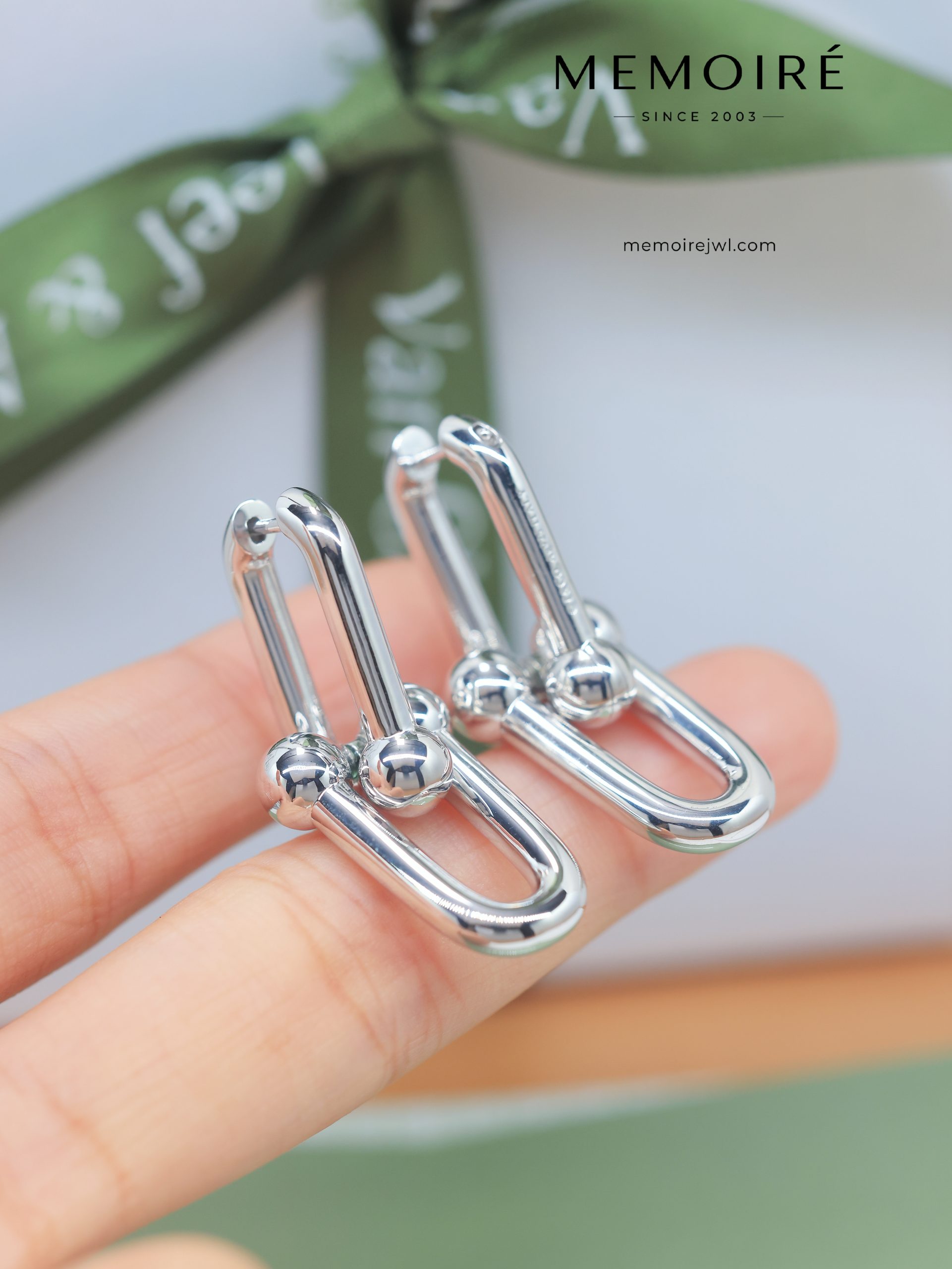 MEMOIRÉ Platinum Large No-Diamond U-Shaped Horseshoe Earrings - Image 5