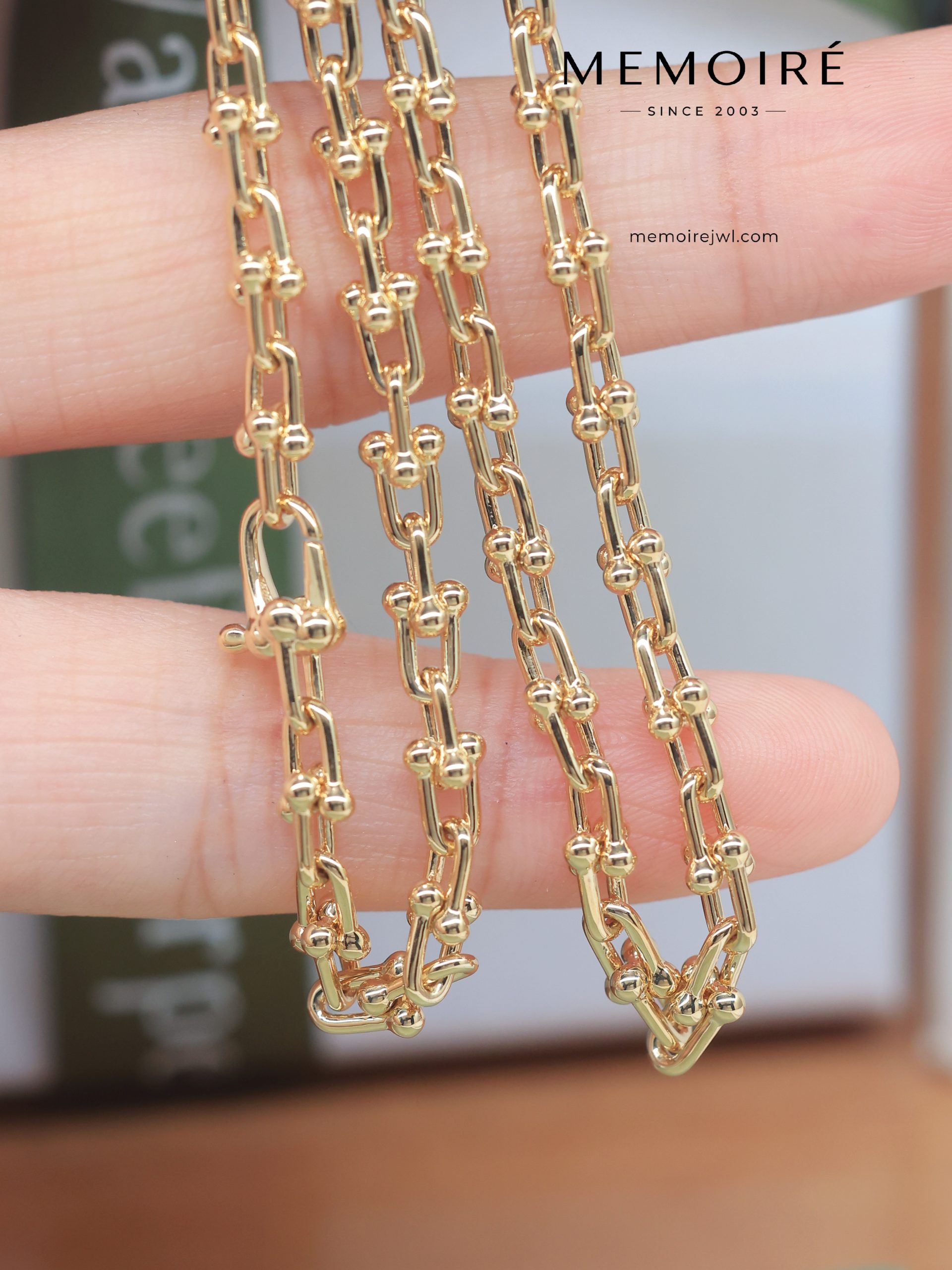 MEMOIRÉ Yellow Gold Small U-Link Horseshoe Necklace - Image 3