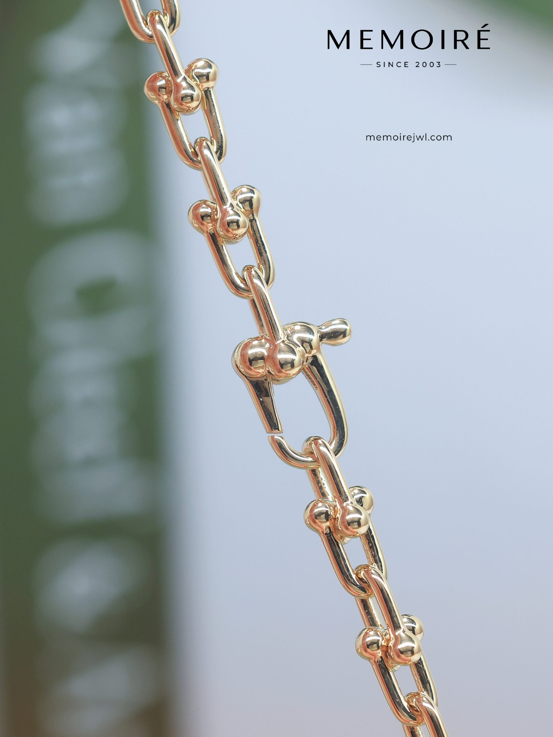 MEMOIRÉ Yellow Gold Small U-Link Horseshoe Necklace - Image 4