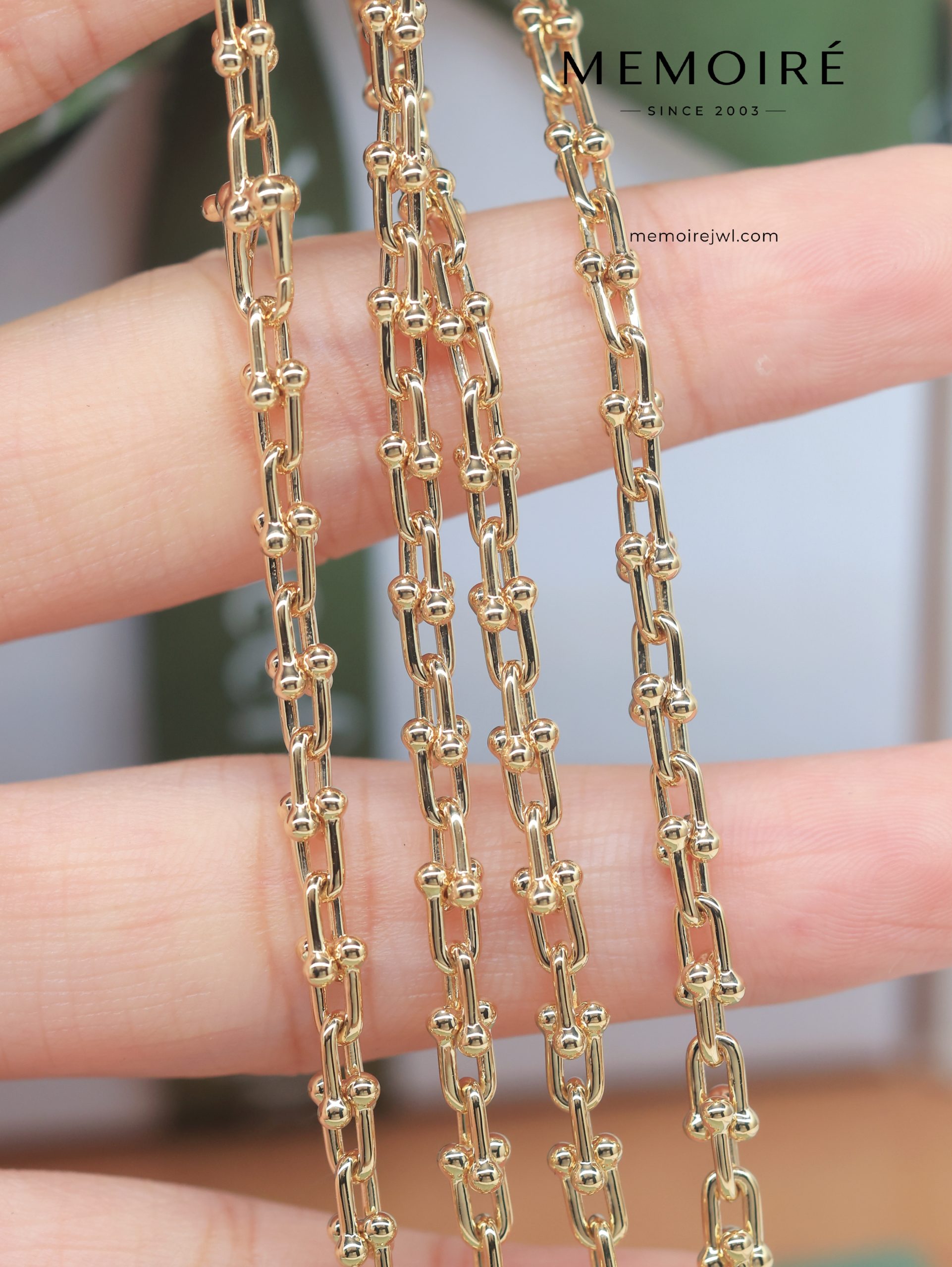 MEMOIRÉ Yellow Gold Small U-Link Horseshoe Necklace - Image 5