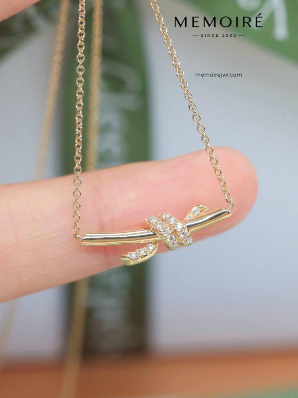 MEMOIRÉ Yellow Gold Small Knot Necklace with Diamonds
