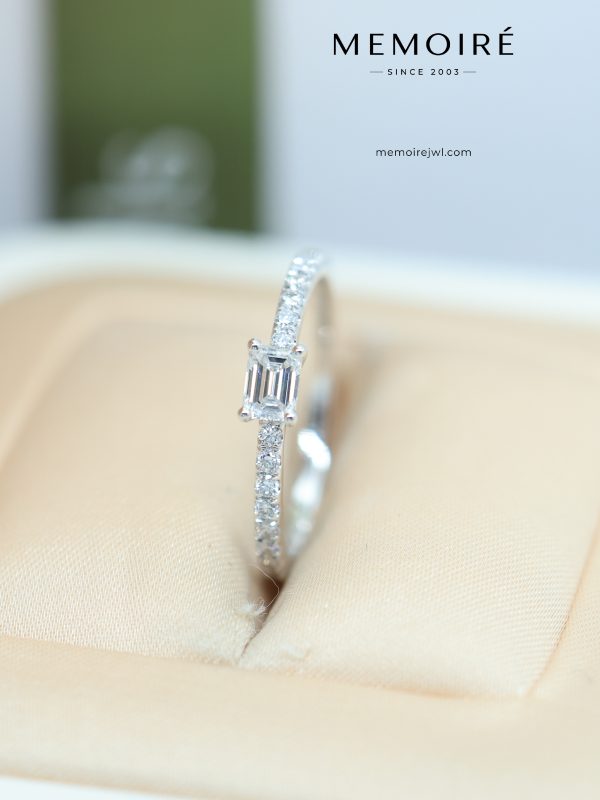 MEMOIRÉ White Gold Emerald-Cut Center with Pavé-Set Band Ring